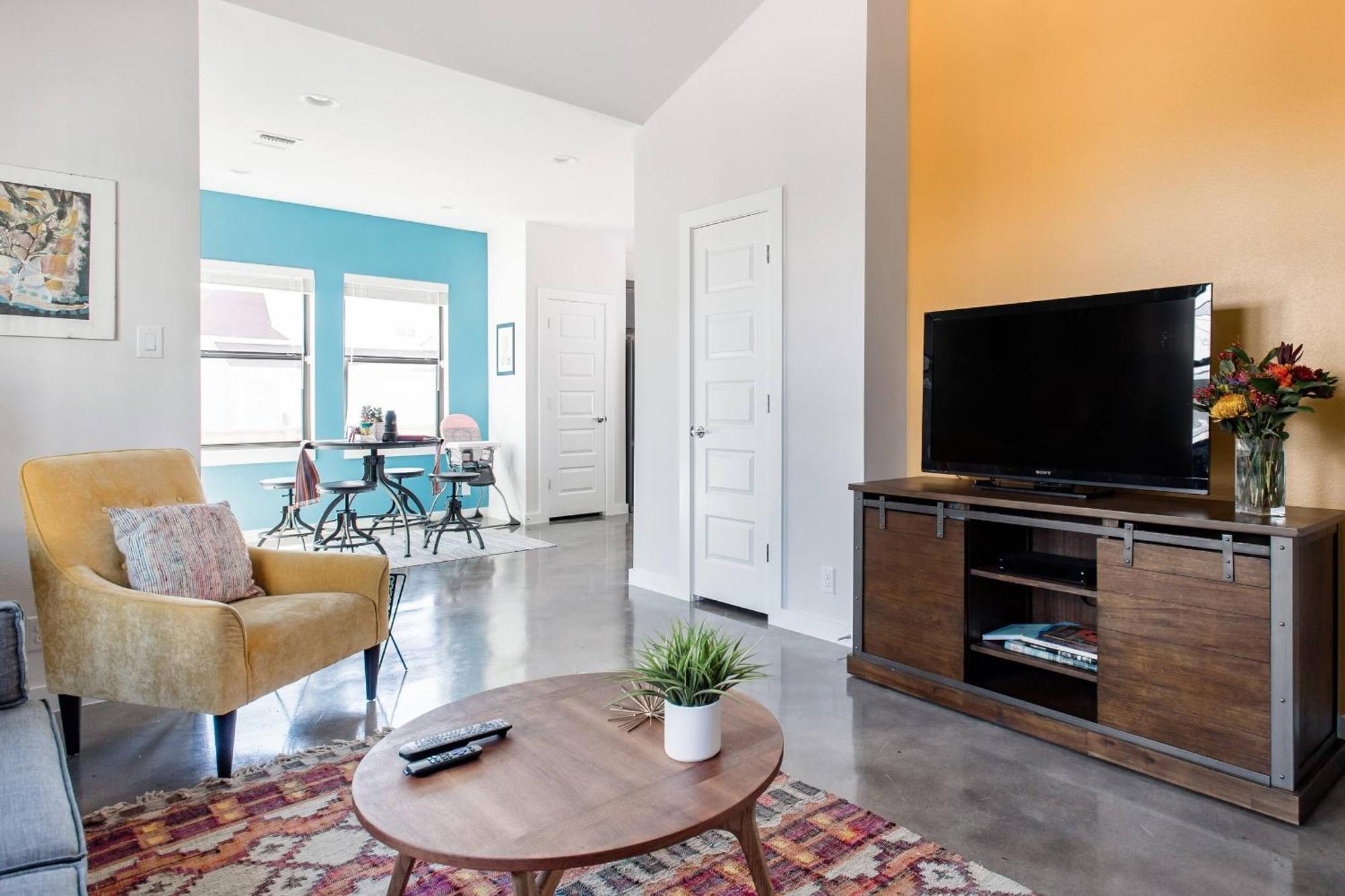 Holiday home Explore The River Walk From Artsy Designer Retro Chic
