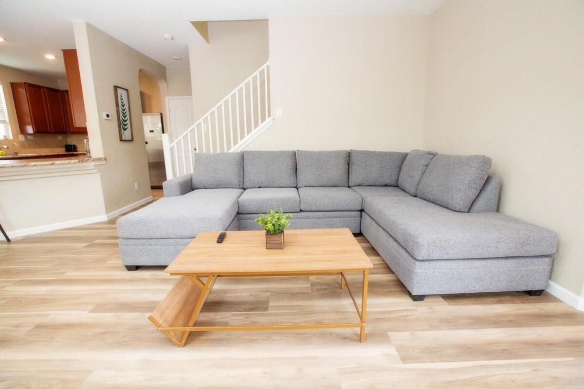 Family Relaxing & Bright Family Gem Mins From Downtown Holiday home San Antonio