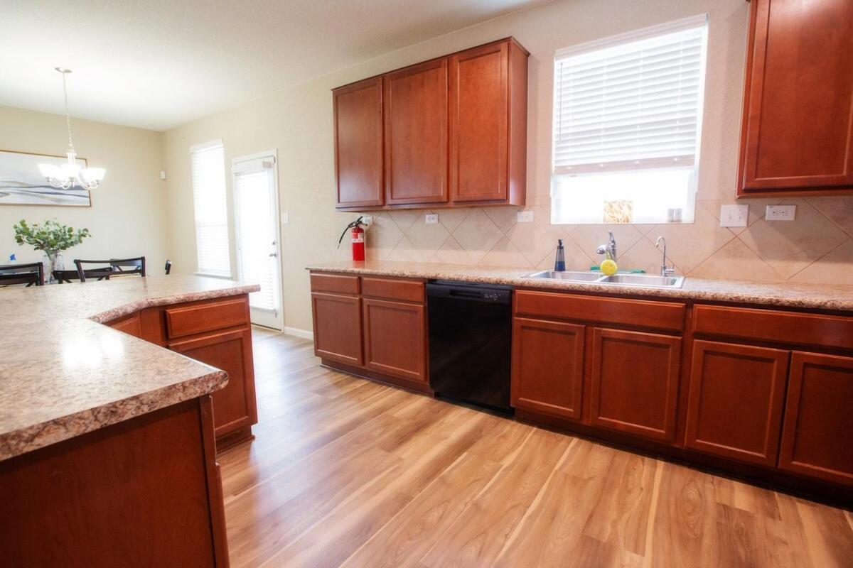Family Relaxing & Bright Family Gem Mins From Downtown Holiday home