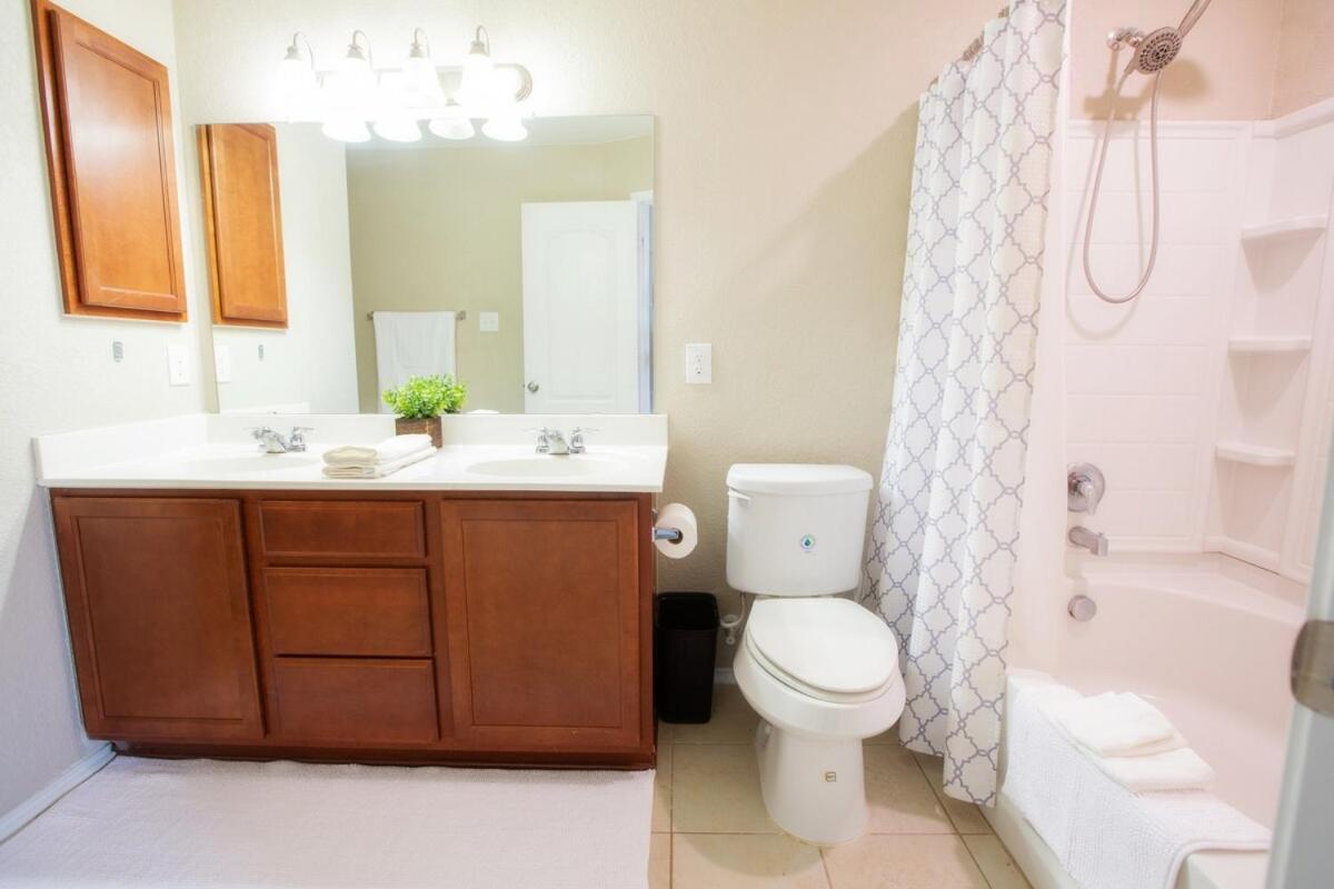 Holiday home Family Relaxing & Bright Family Gem Mins From Downtown