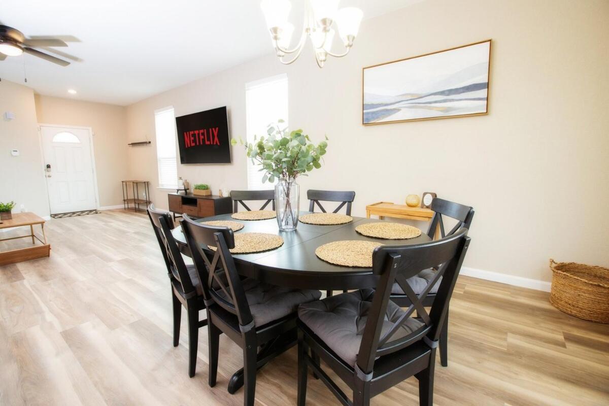 Family Relaxing & Bright Family Gem Mins From Downtown Holiday home *