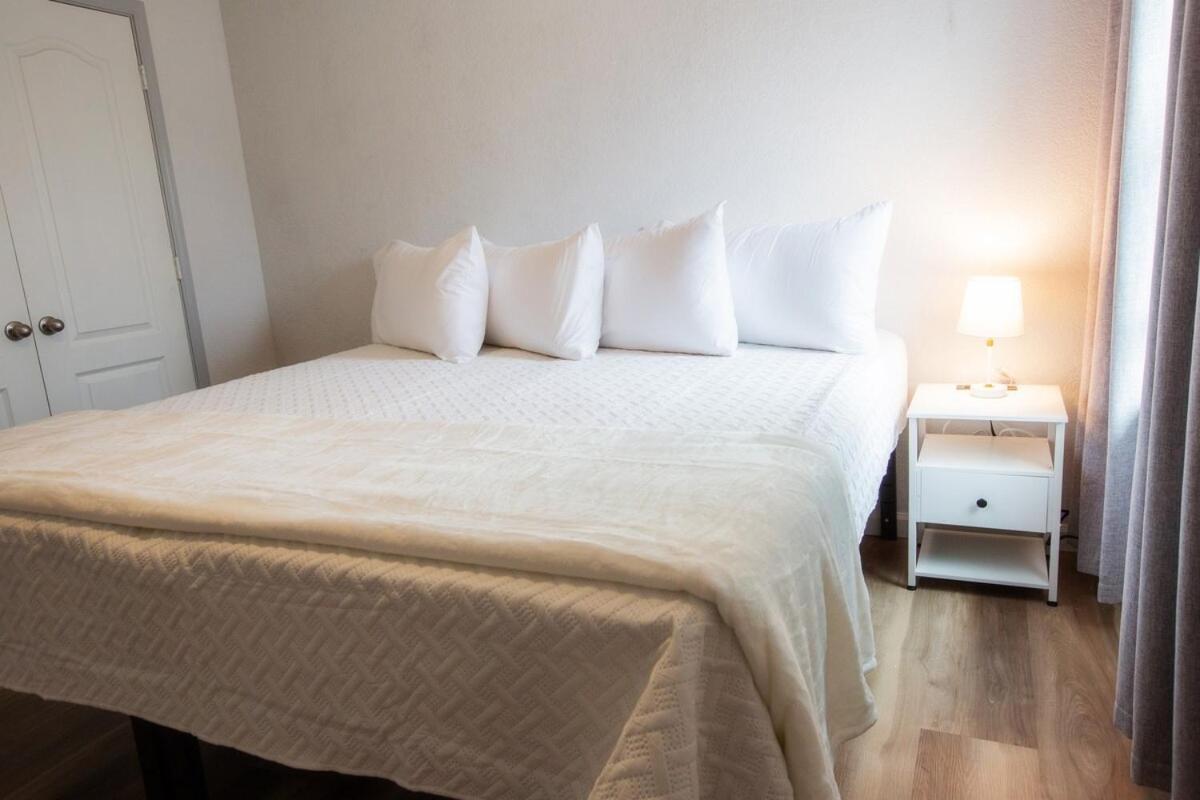 Holiday home Family Relaxing & Bright Family Gem Mins From Downtown *