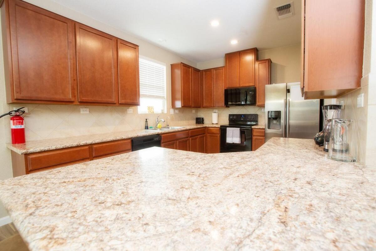 Family Relaxing & Bright Family Gem Mins From Downtown Holiday home