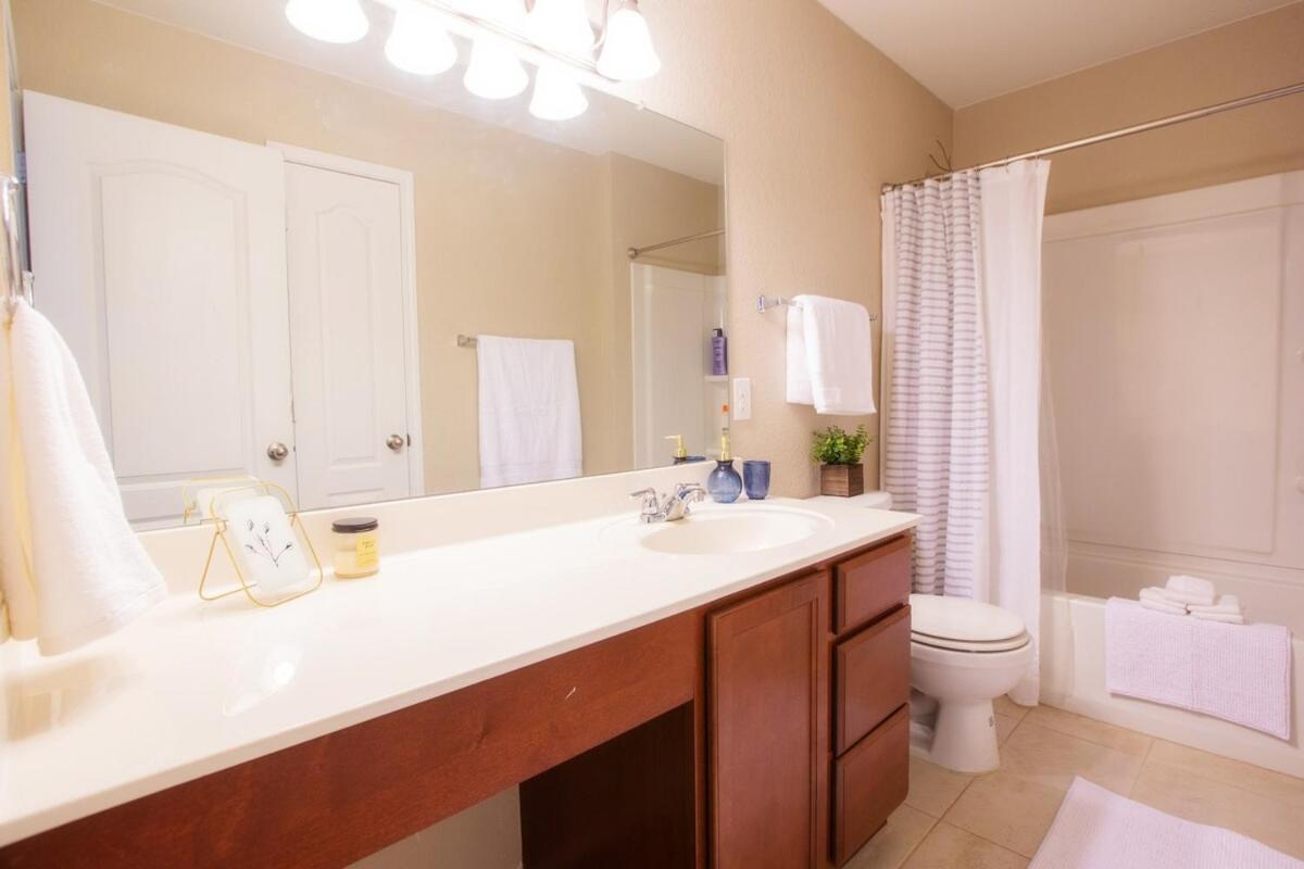 Holiday home Family Relaxing & Bright Family Gem Mins From Downtown
