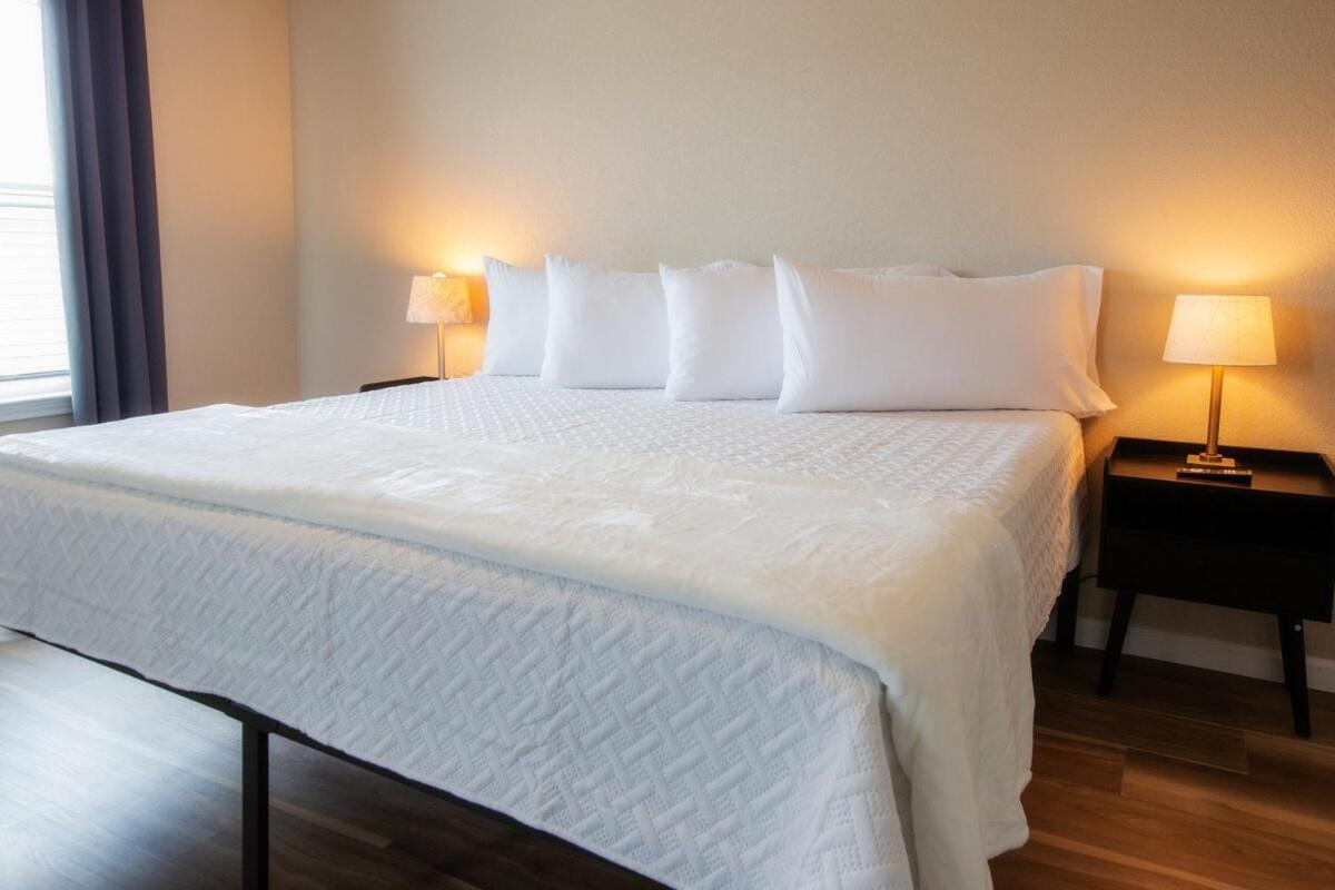 Family Relaxing & Bright Family Gem Mins From Downtown Holiday home