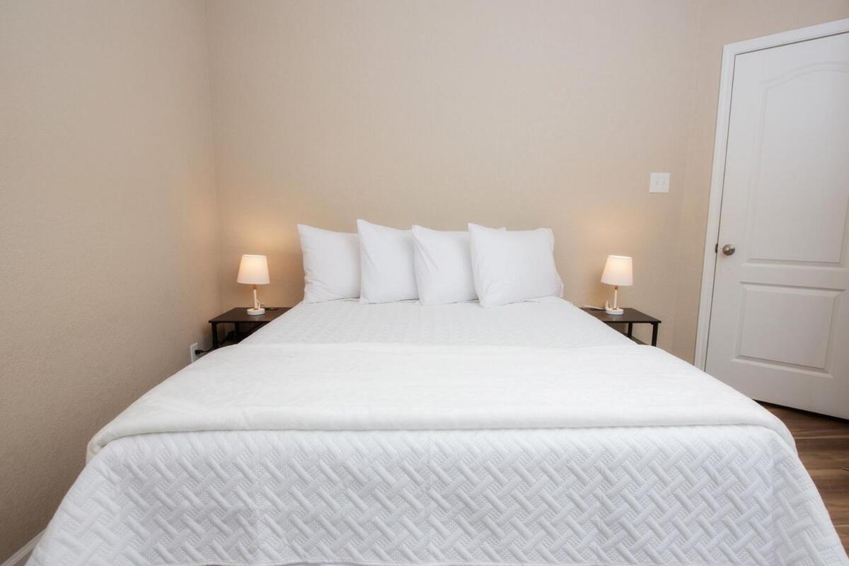 Holiday home Family Relaxing & Bright Family Gem Mins From Downtown