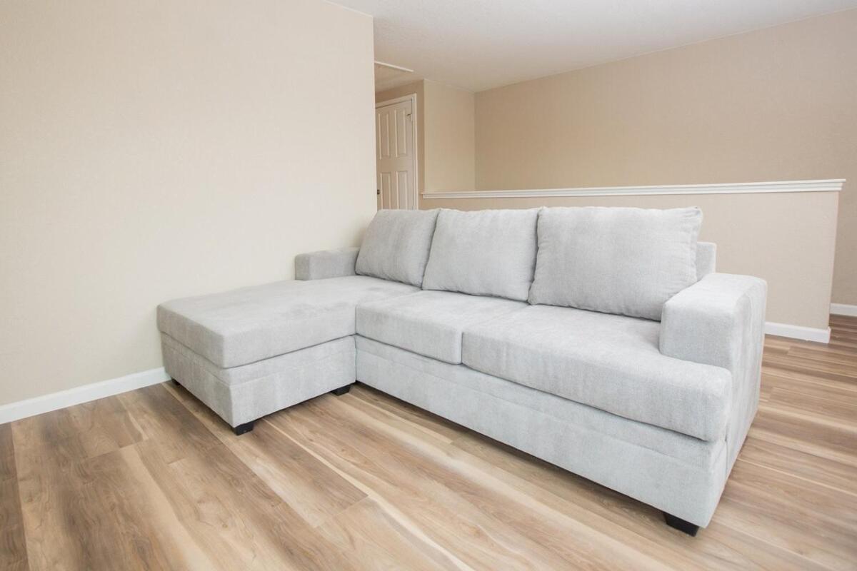 Holiday home Family Relaxing & Bright Family Gem Mins From Downtown *