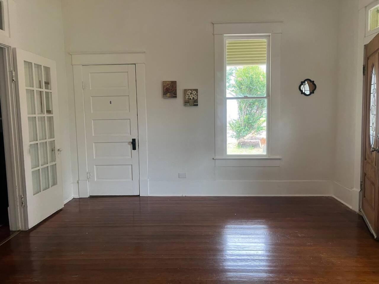 Charming Near Convention Center In Shared Holiday home *