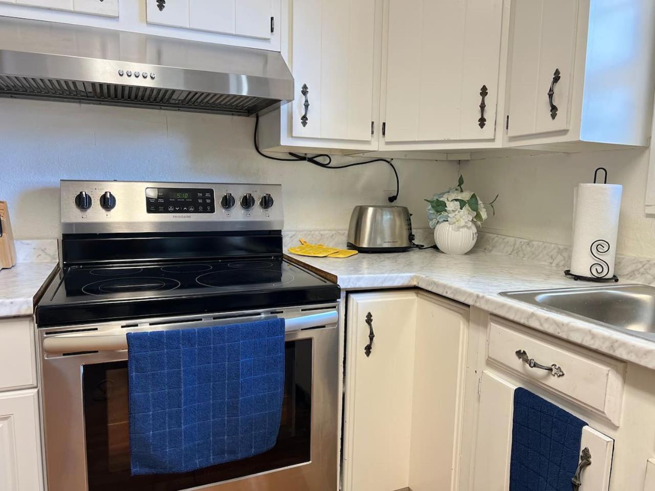 Holiday home Charming Near Convention Center In Shared San Antonio