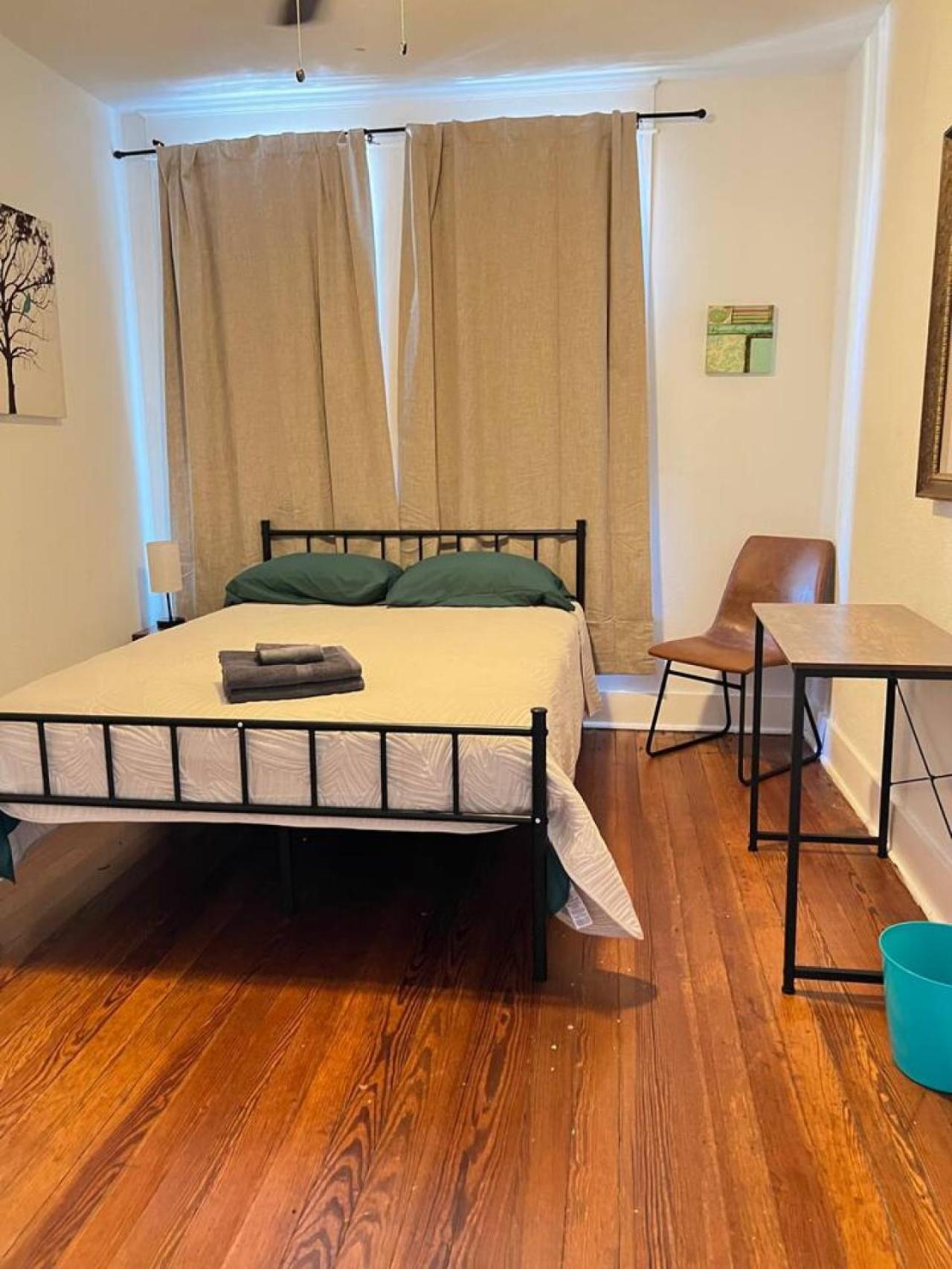 Charming Near Convention Center In Shared Holiday home