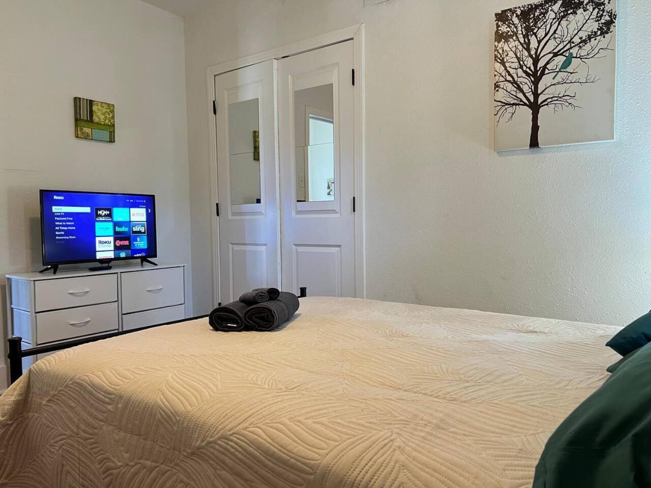 Charming Near Convention Center In Shared Holiday home