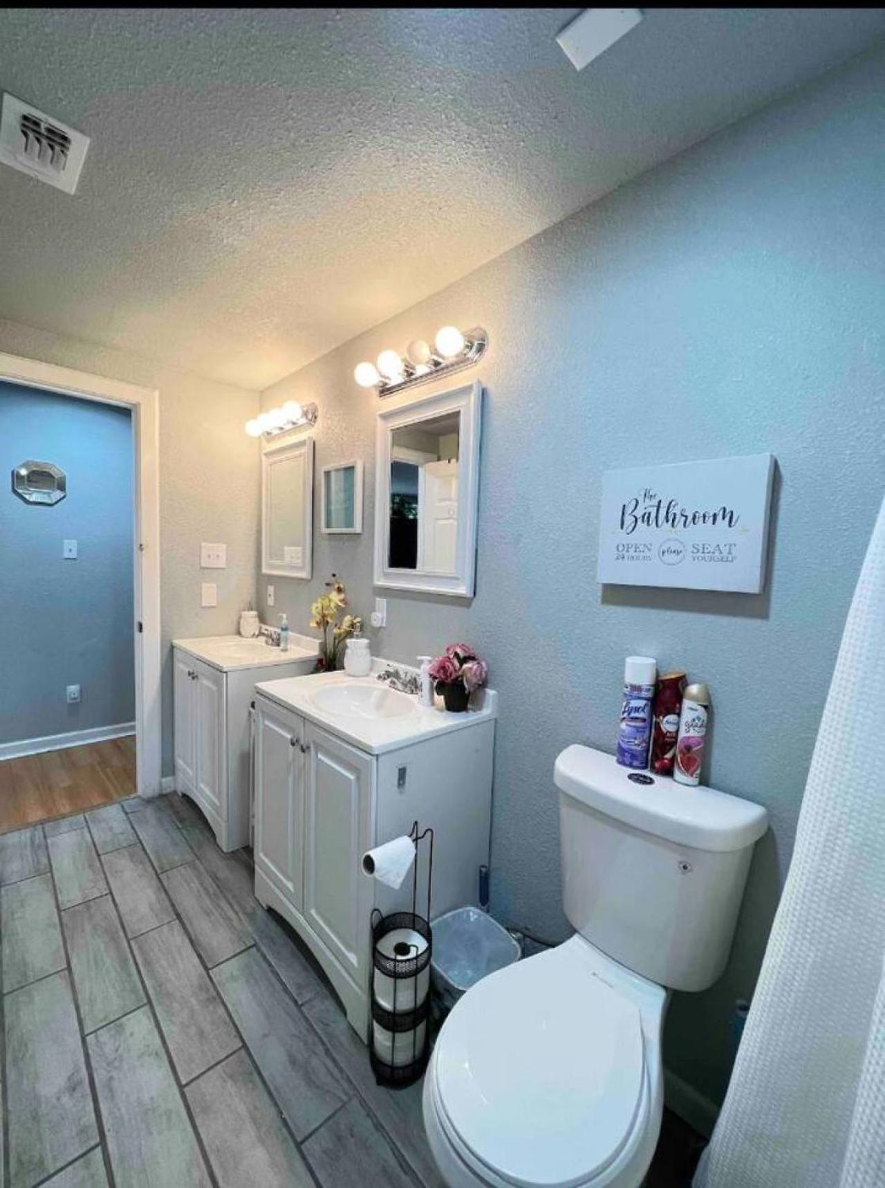 Beautiful Private In Shared - Near Frost Bank Center Holiday home