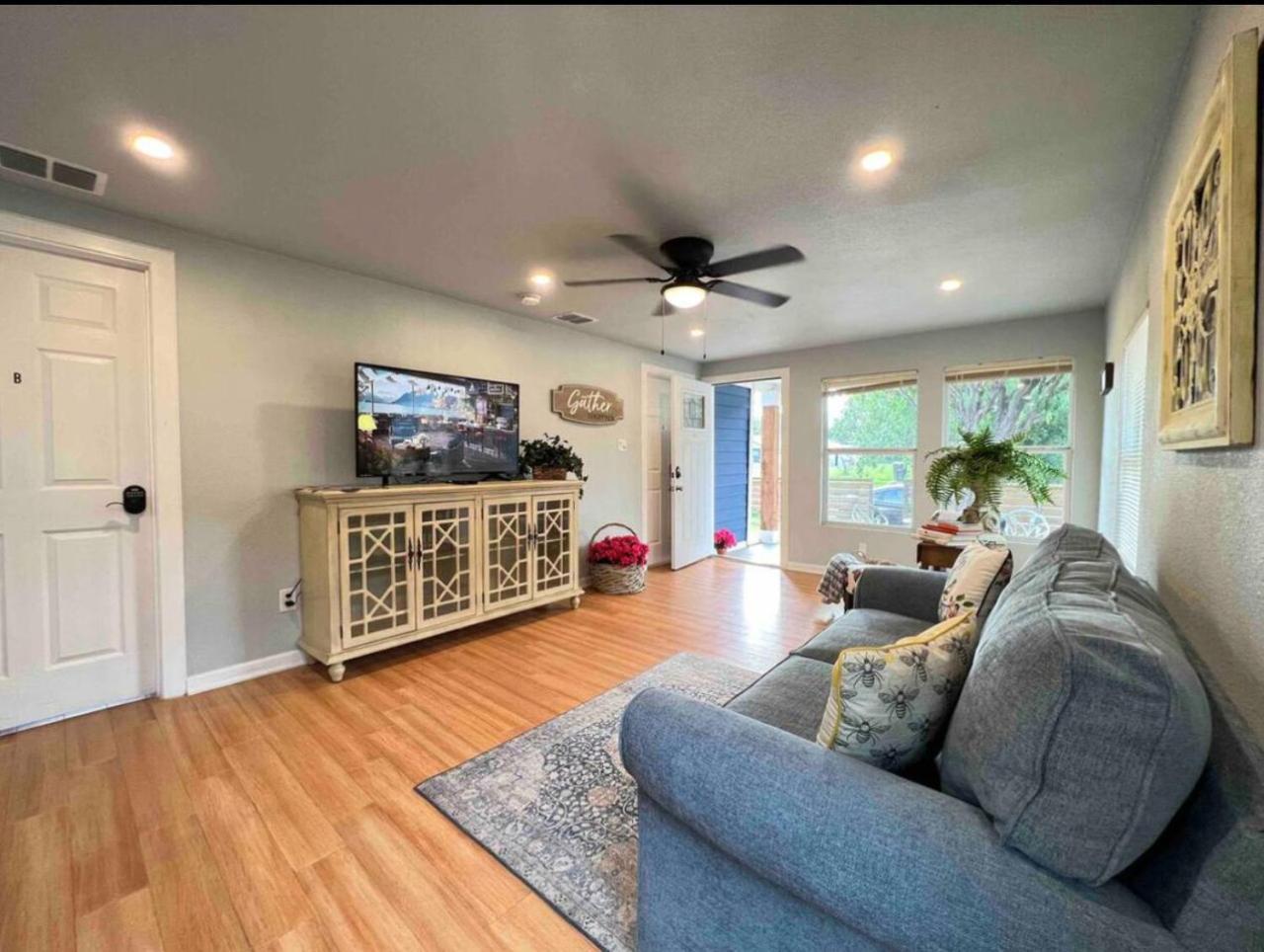 Beautiful Private In Shared - Near Frost Bank Center Holiday home