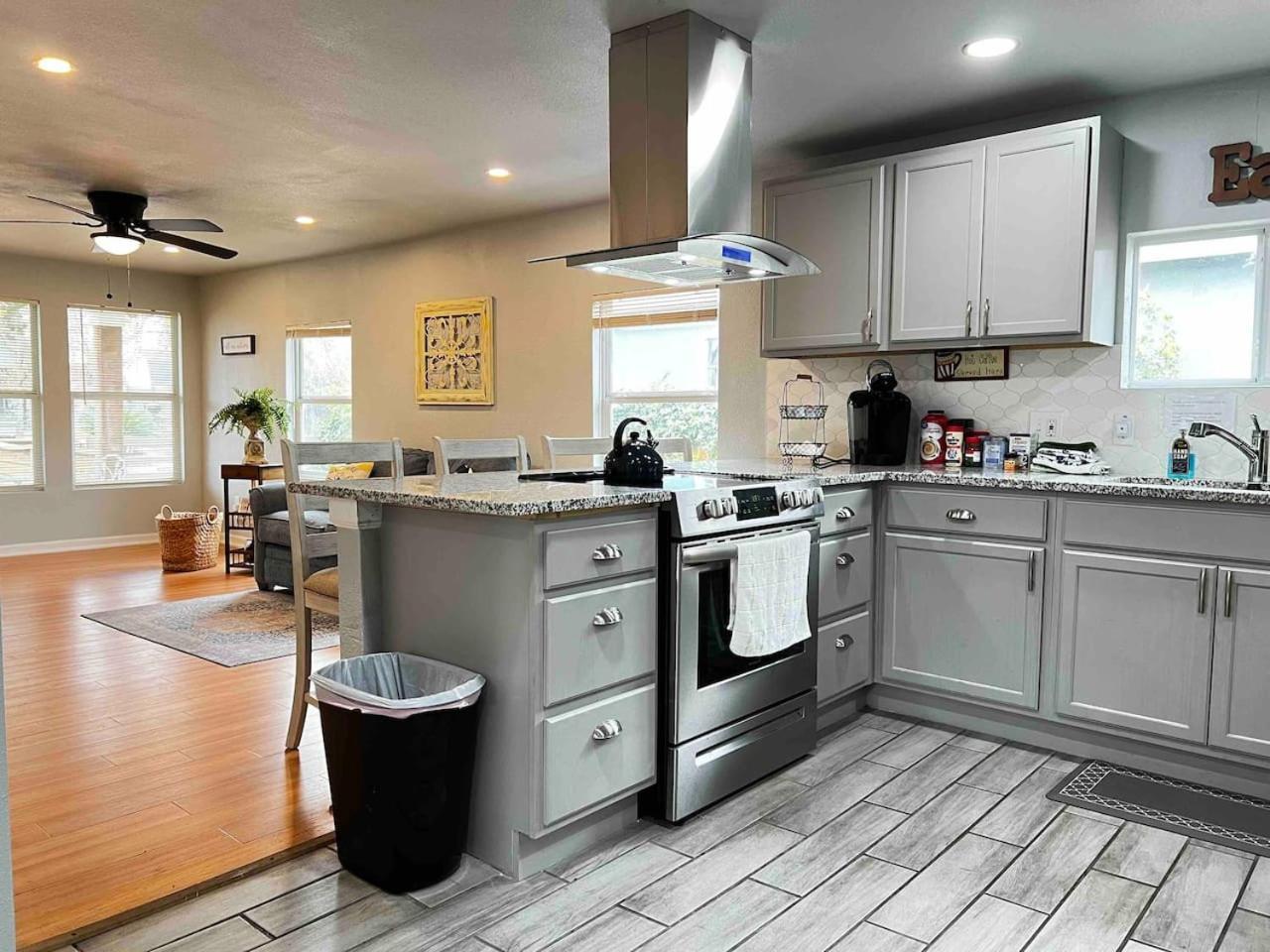 Holiday home Comfy Big Private In Shared Home- 2miles Alamodome