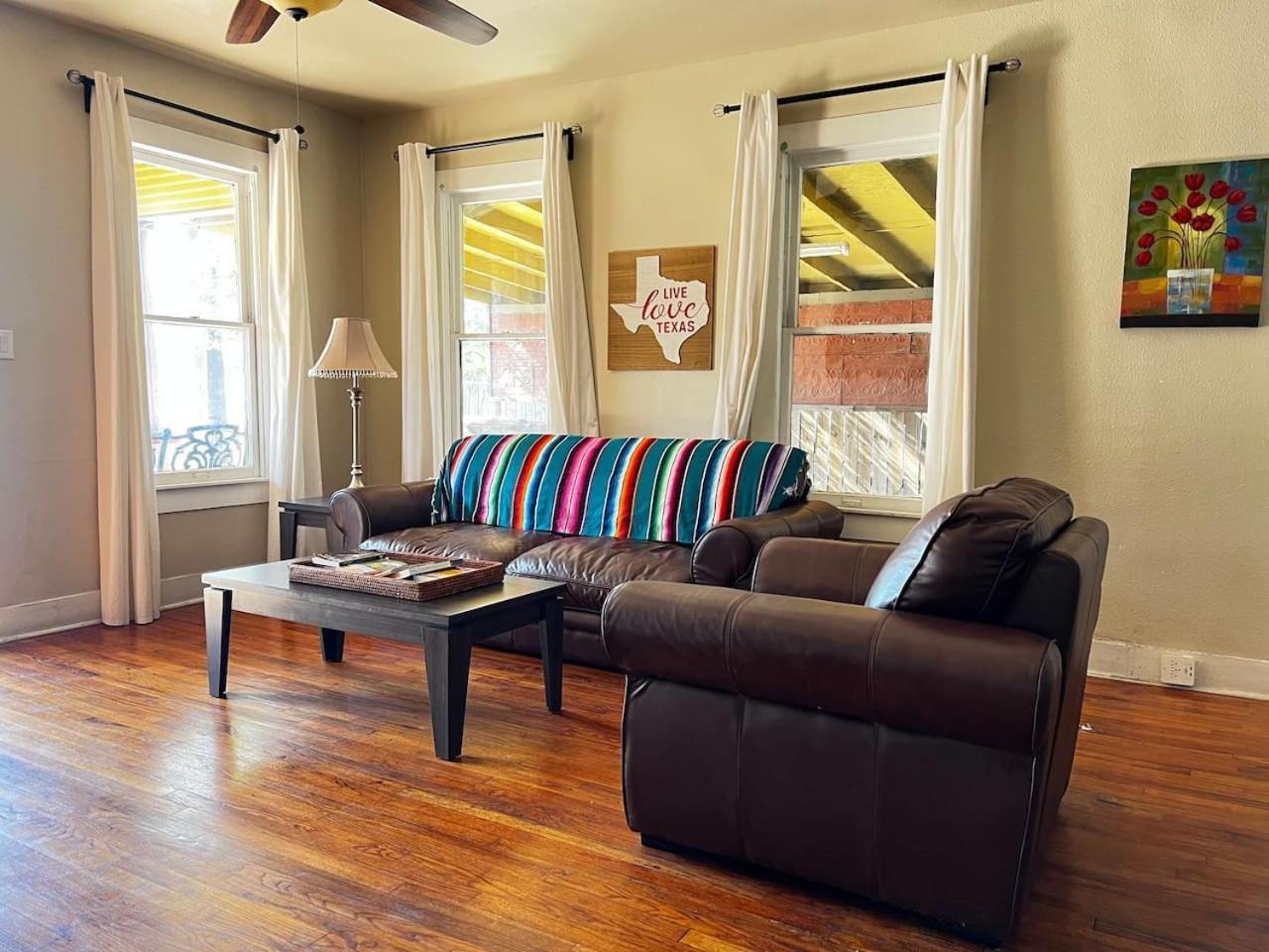 Spacious In Shared 9 Min To Convention Center * San Antonio