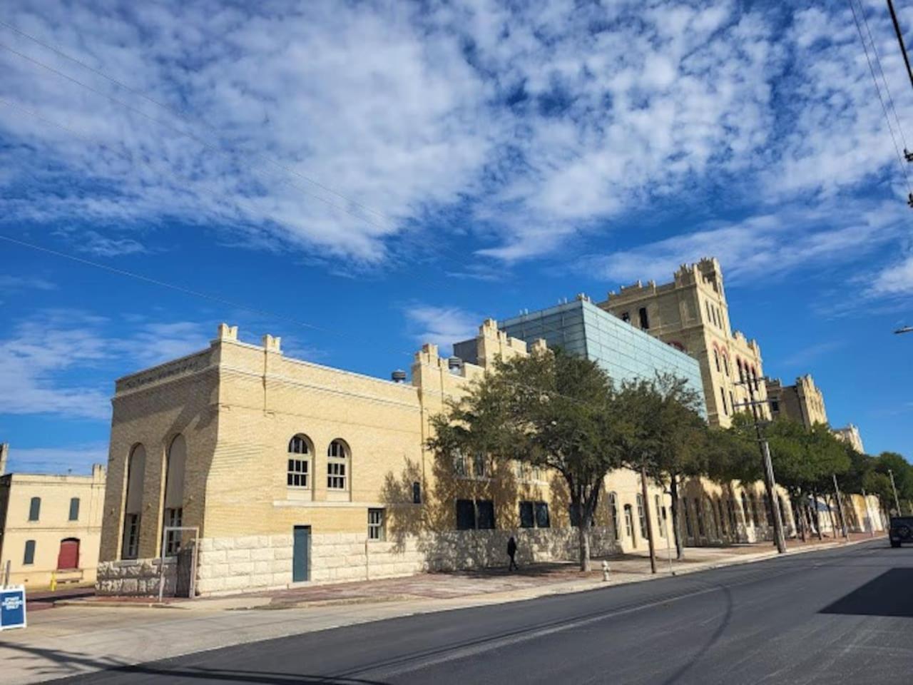 Spacious In Shared 9 Min To Convention Center Holiday home San Antonio