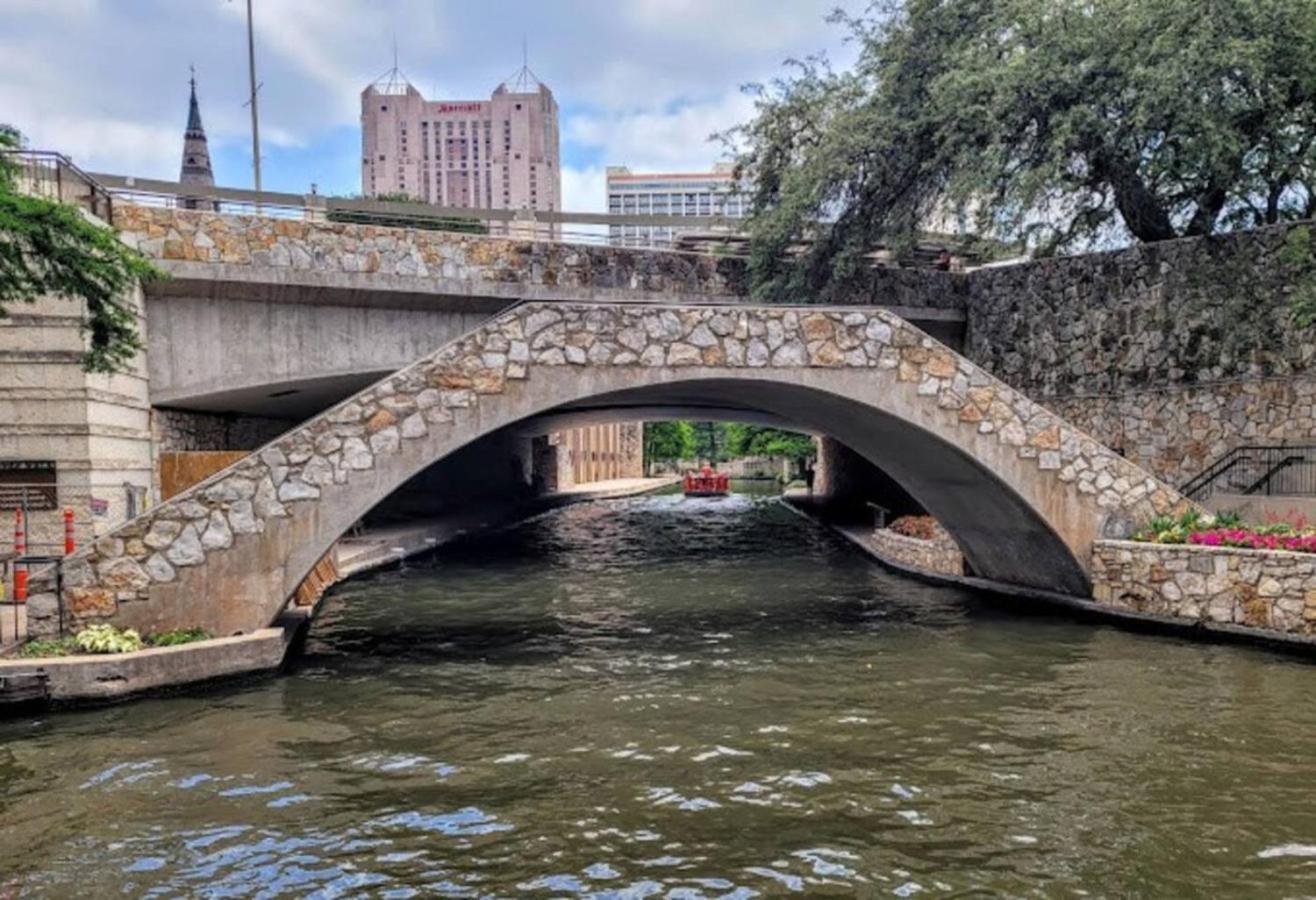 Spacious In Shared 9 Min To Convention Center San Antonio