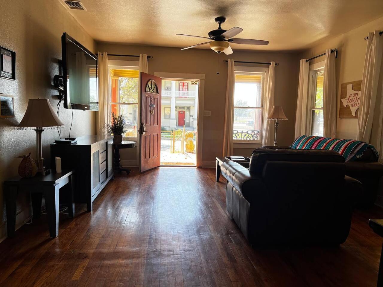 Spacious In Shared 9 Min To Convention Center Holiday home