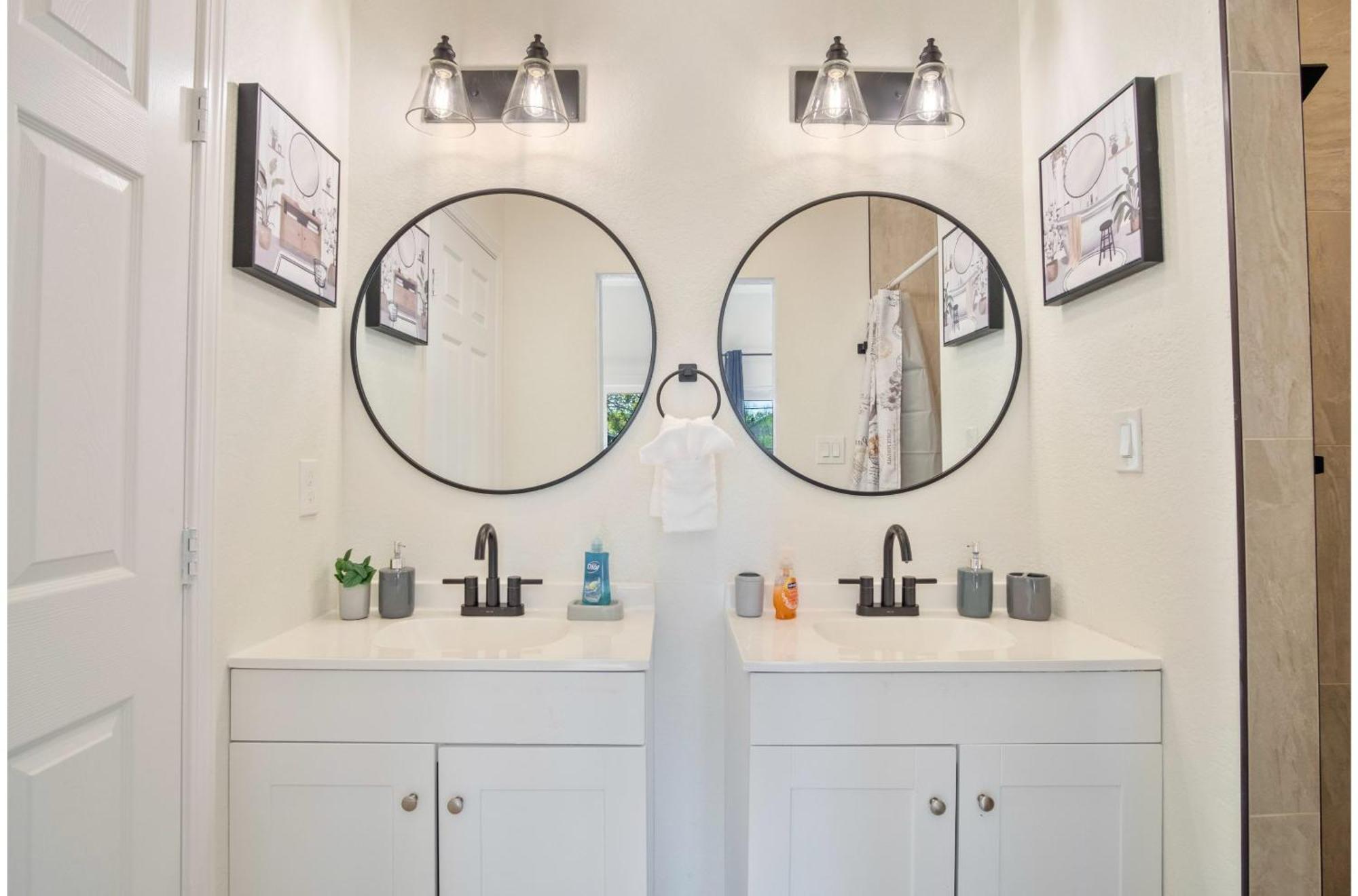 Stylish 3br2ba Urban Retreat Near Lively Downtown Holiday home *