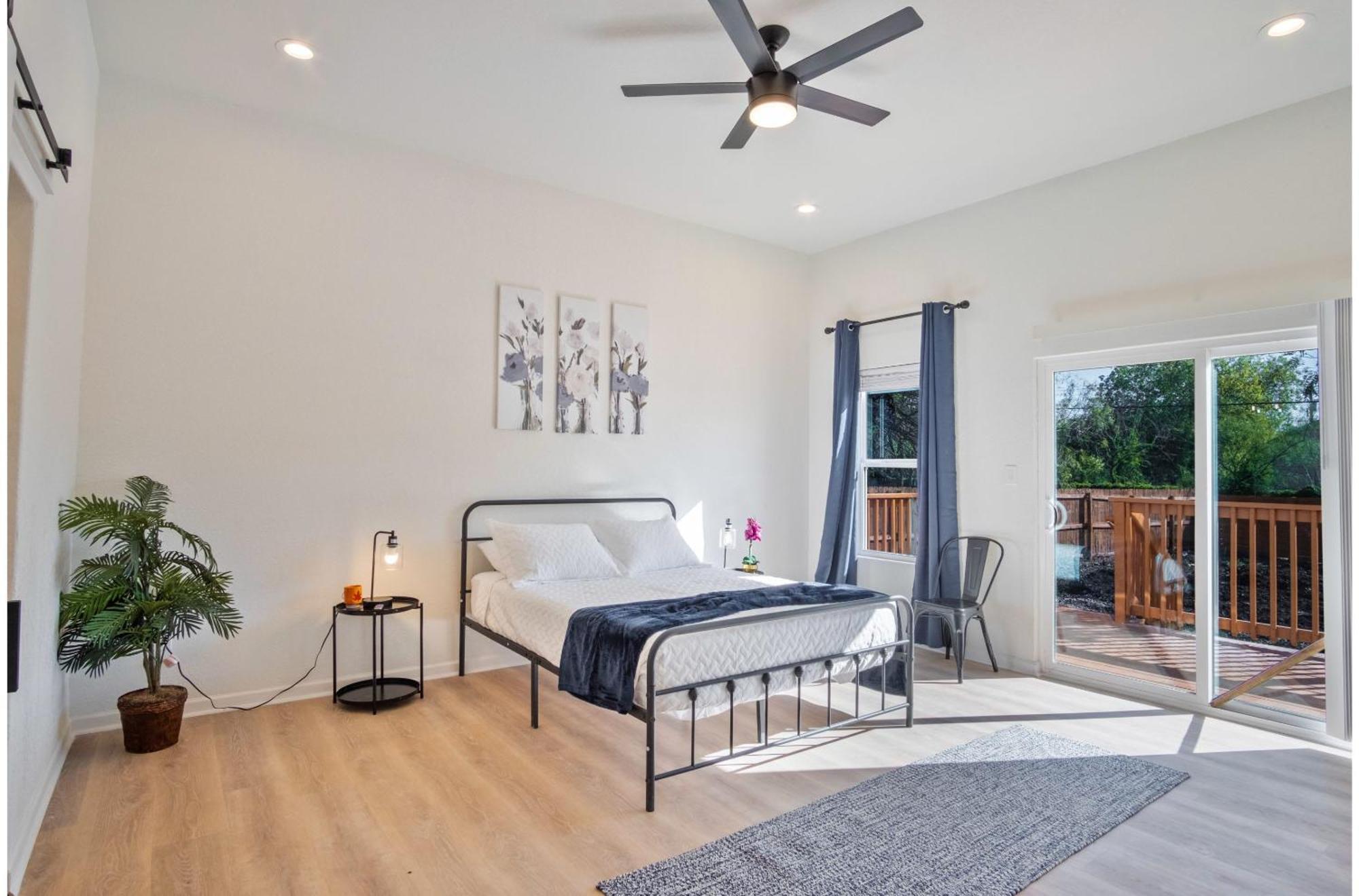 Stylish 3br2ba Urban Retreat Near Lively Downtown Holiday home