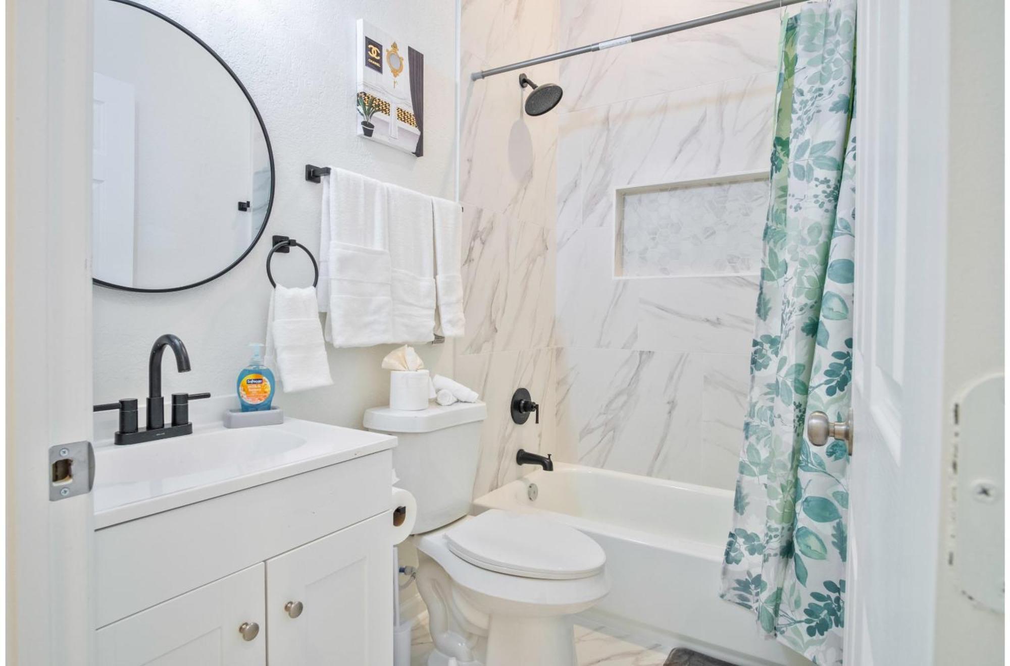 Stylish 3br2ba Urban Retreat Near Lively Downtown Holiday home *