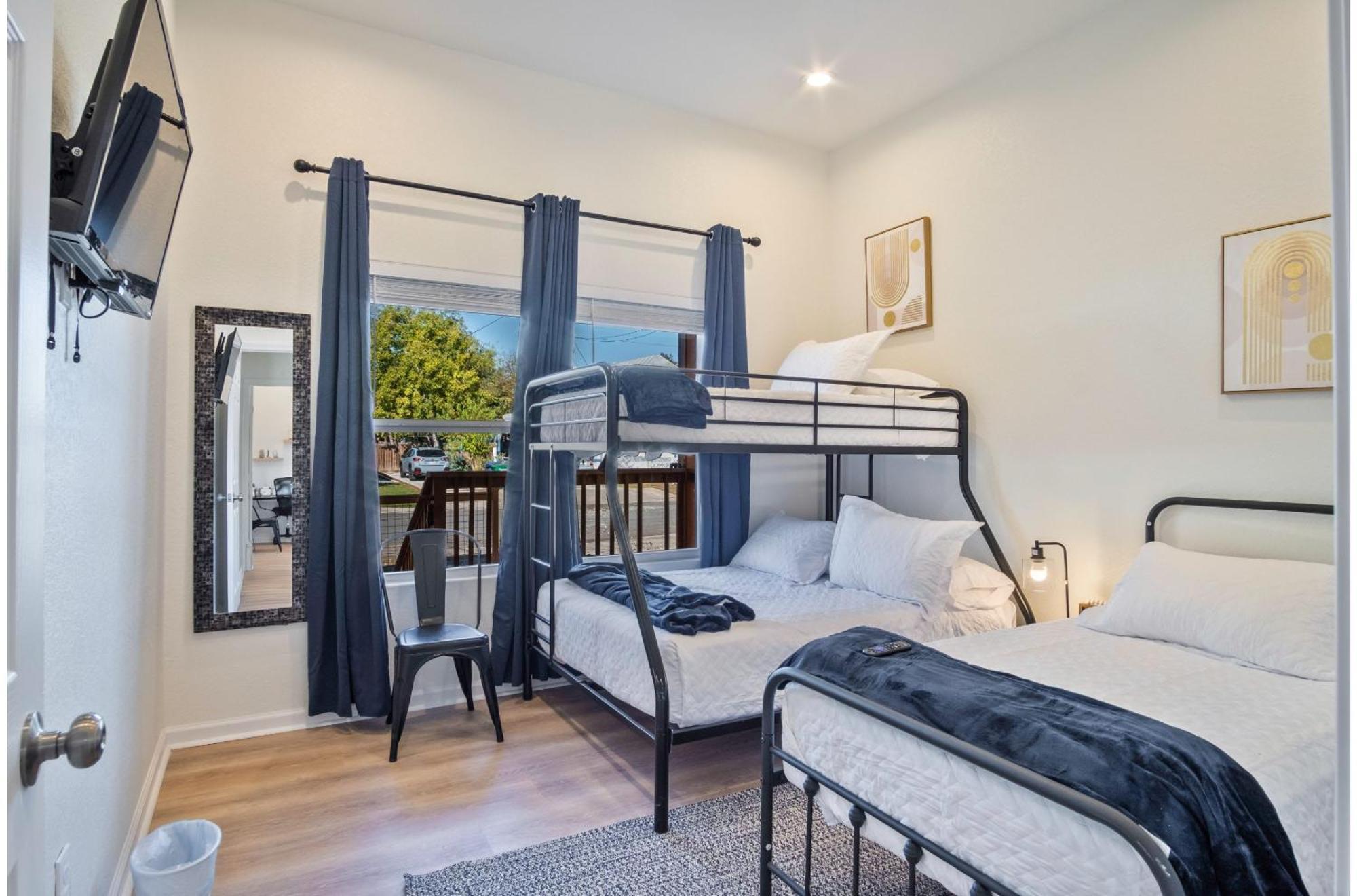 Stylish 3br2ba Urban Retreat Near Lively Downtown Holiday home *