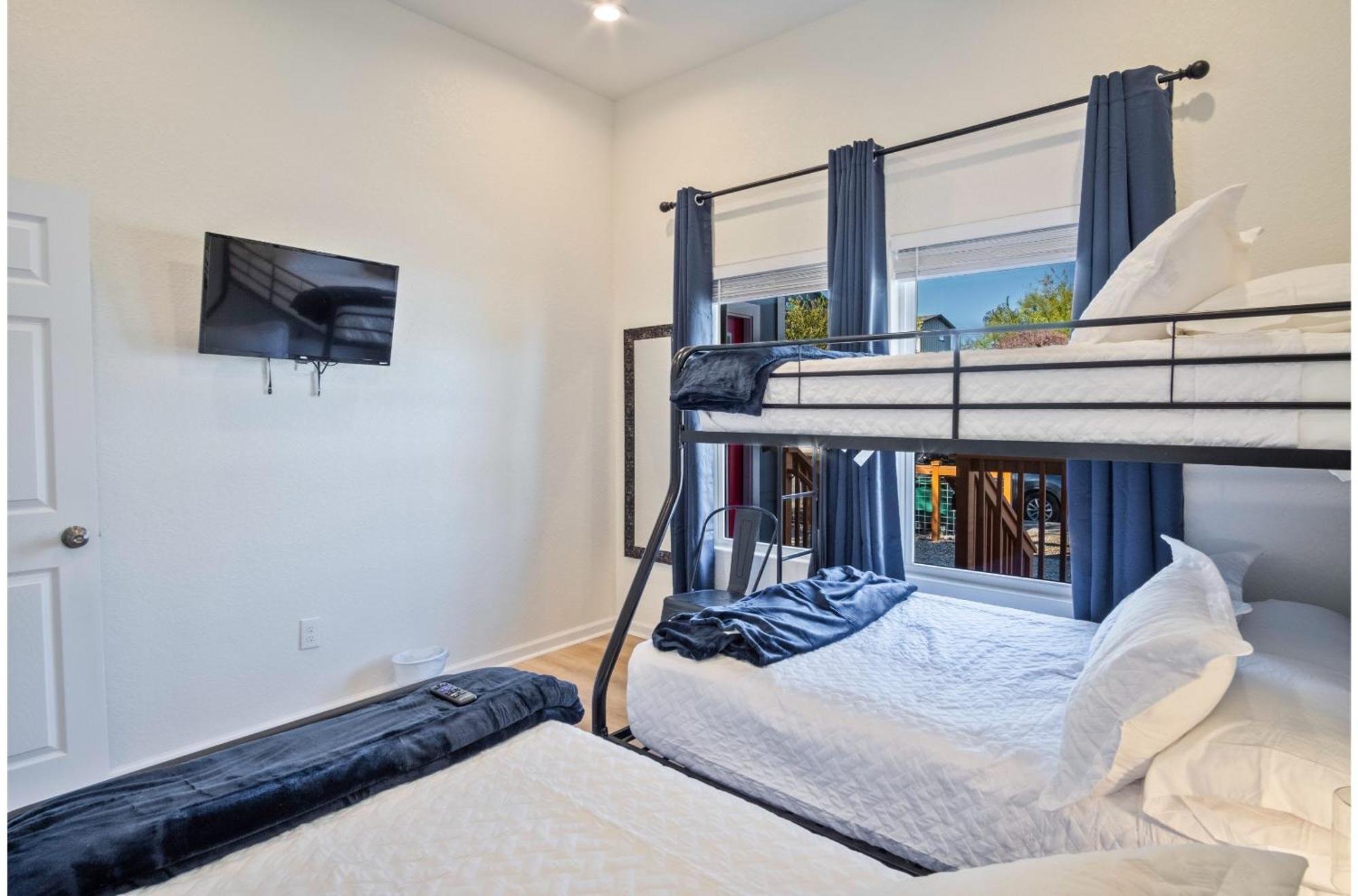 Stylish 3br2ba Urban Retreat Near Lively Downtown *