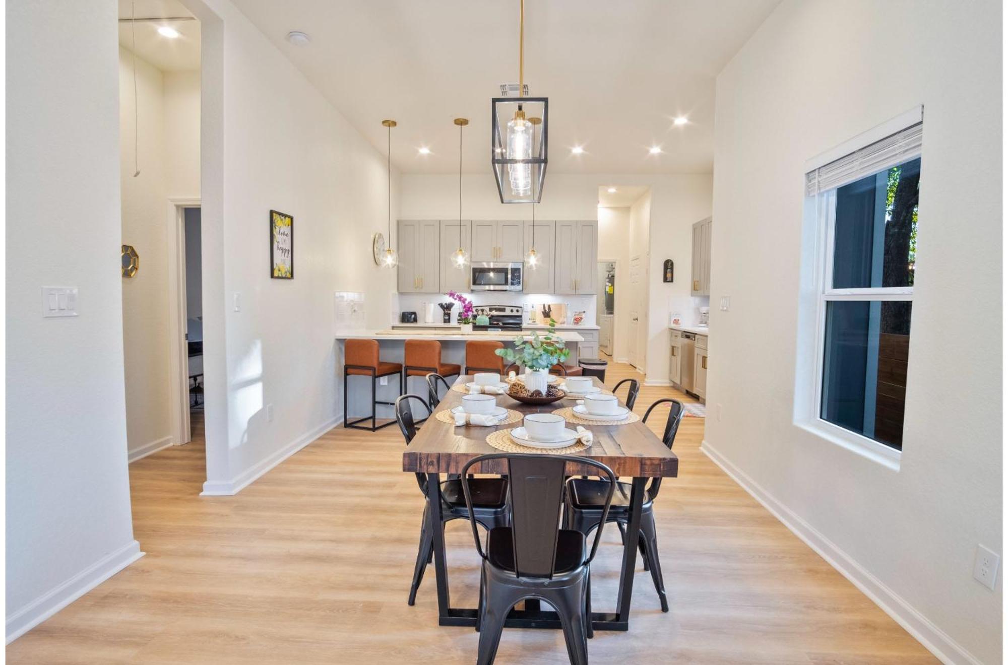 Holiday home Stylish 3br2ba Urban Retreat Near Lively Downtown