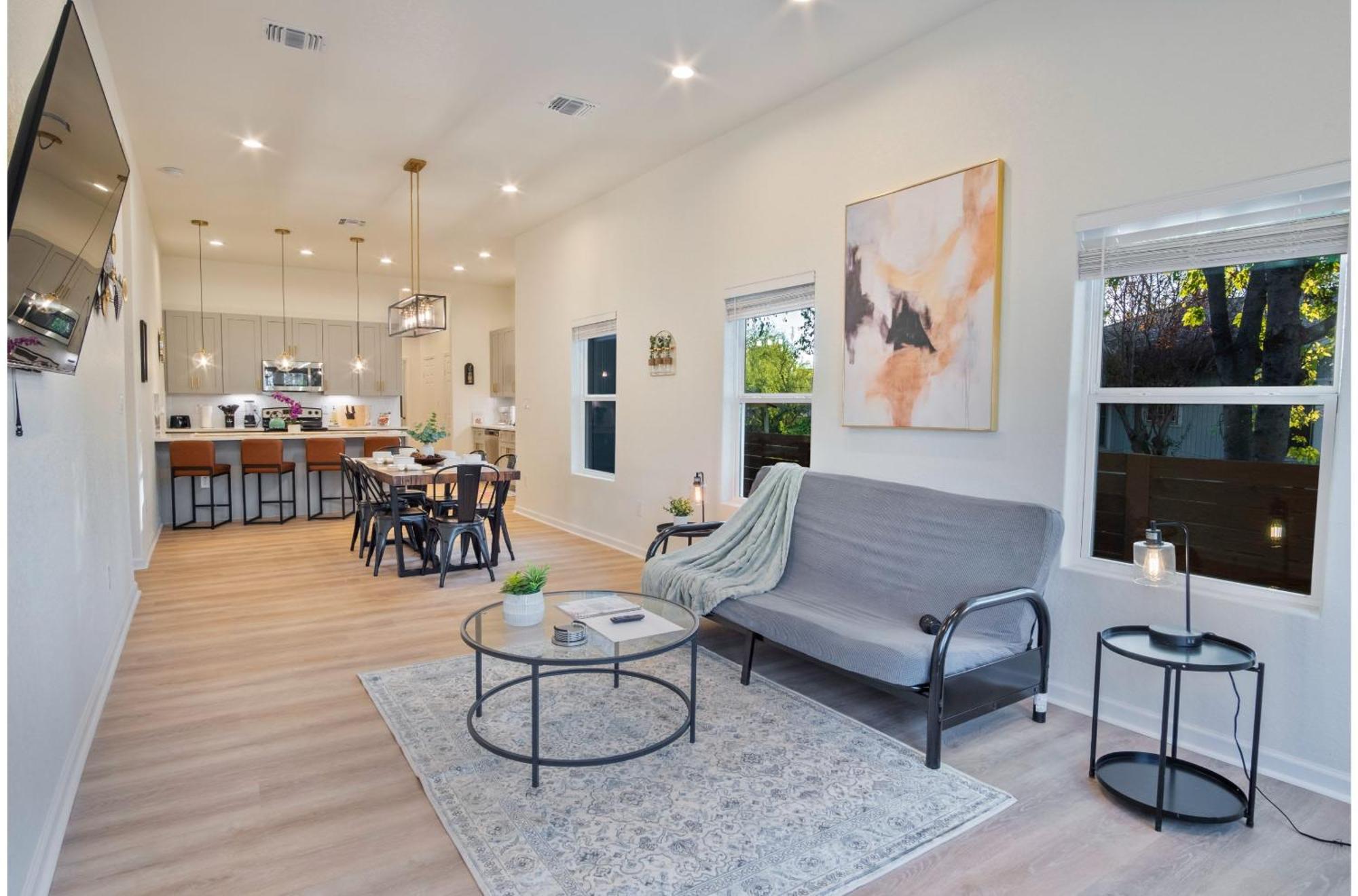 Stylish 3br2ba Urban Retreat Near Lively Downtown *