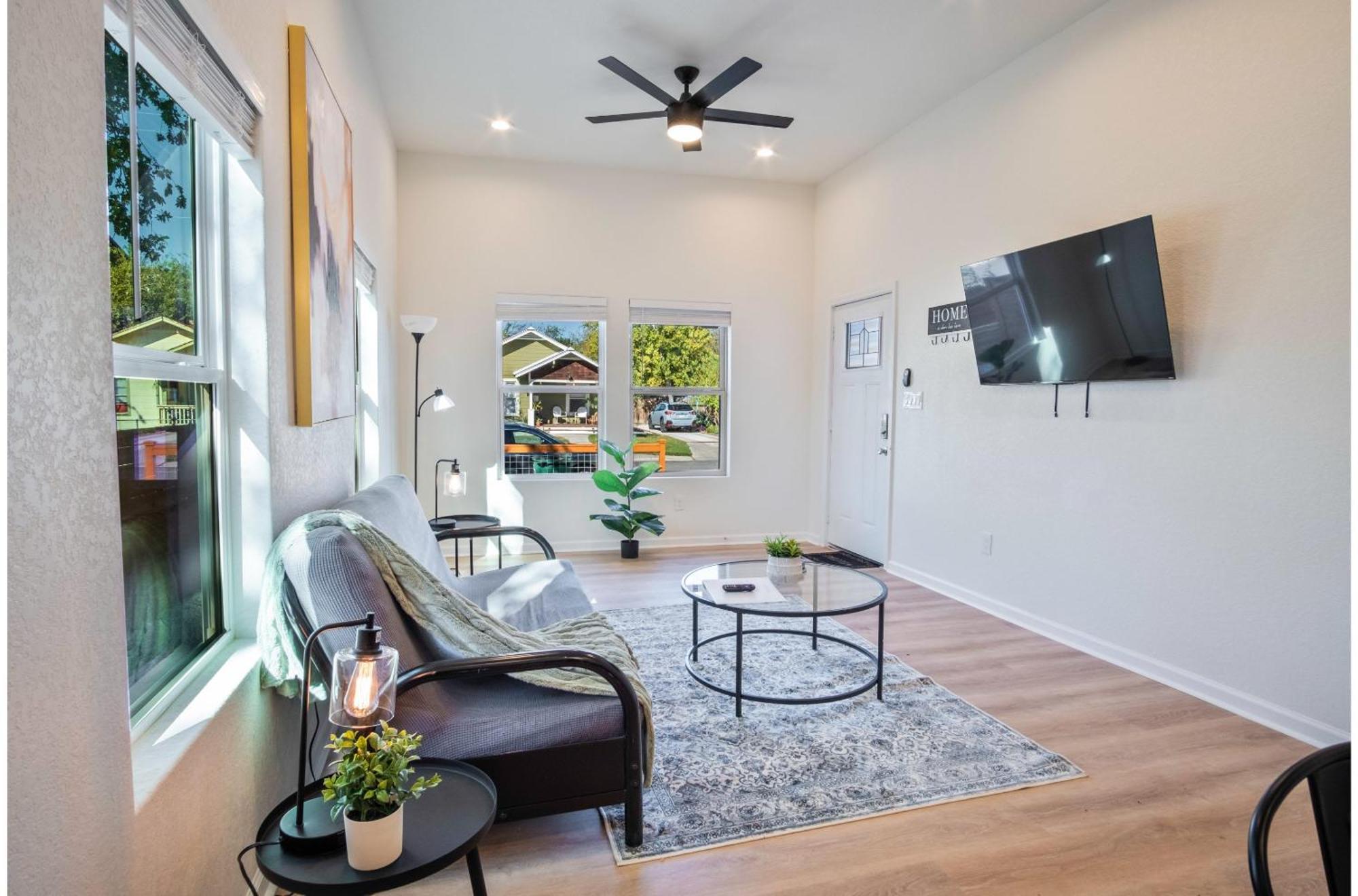 Stylish 3br2ba Urban Retreat Near Lively Downtown San Antonio