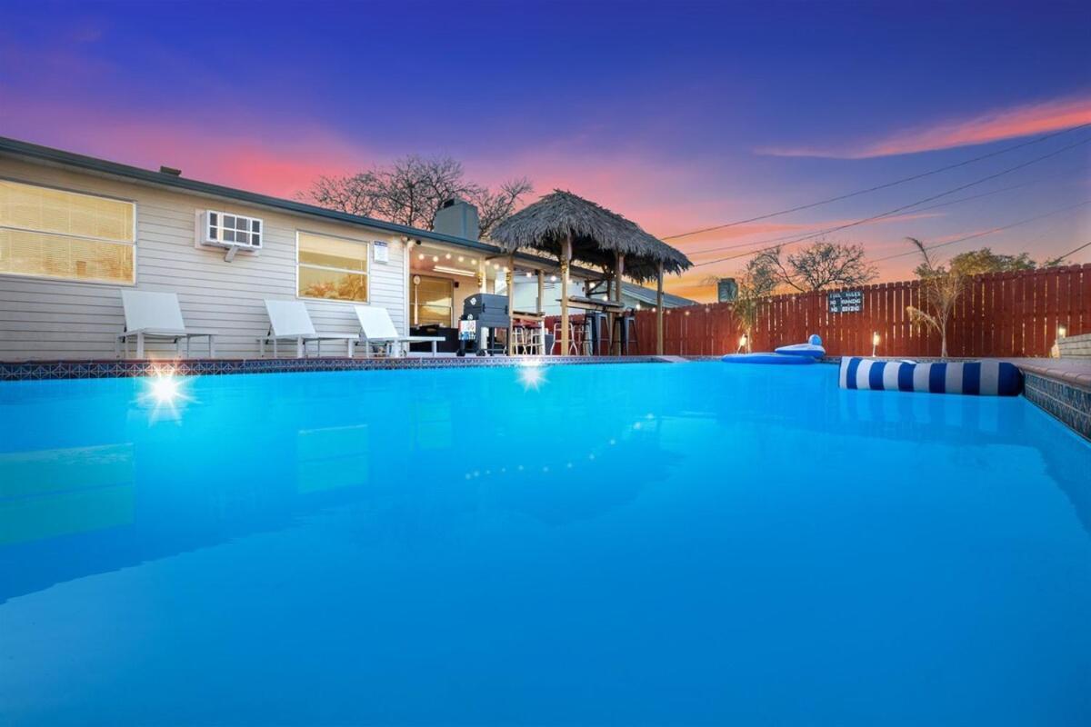 Aloha 4br Private Pool Tiki Bar & Game Lounge! * San Antonio