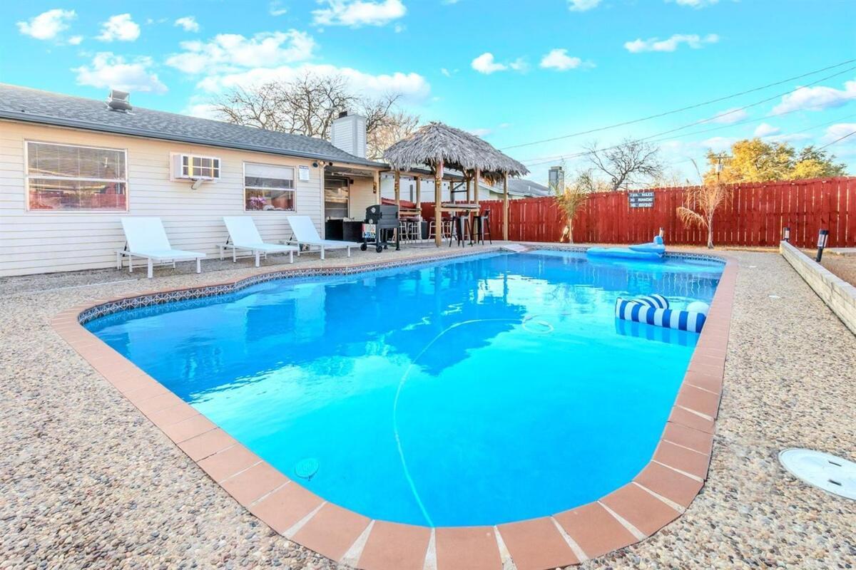 Aloha 4br Private Pool Tiki Bar & Game Lounge!