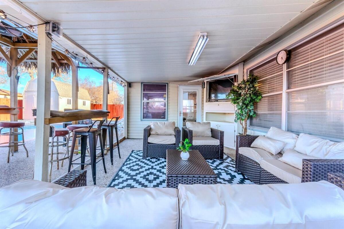 Aloha 4br Private Pool Tiki Bar & Game Lounge! Holiday home *