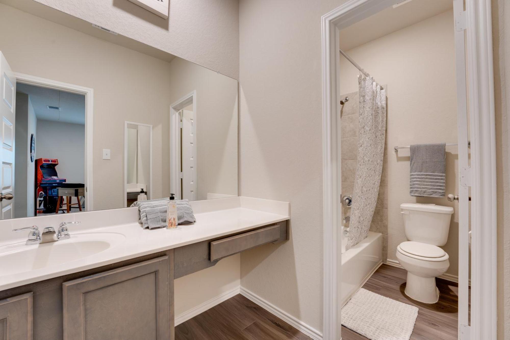 Holiday home 6 Mi To Lackland Afb Hot Tub, Pool And Game Room! San Antonio