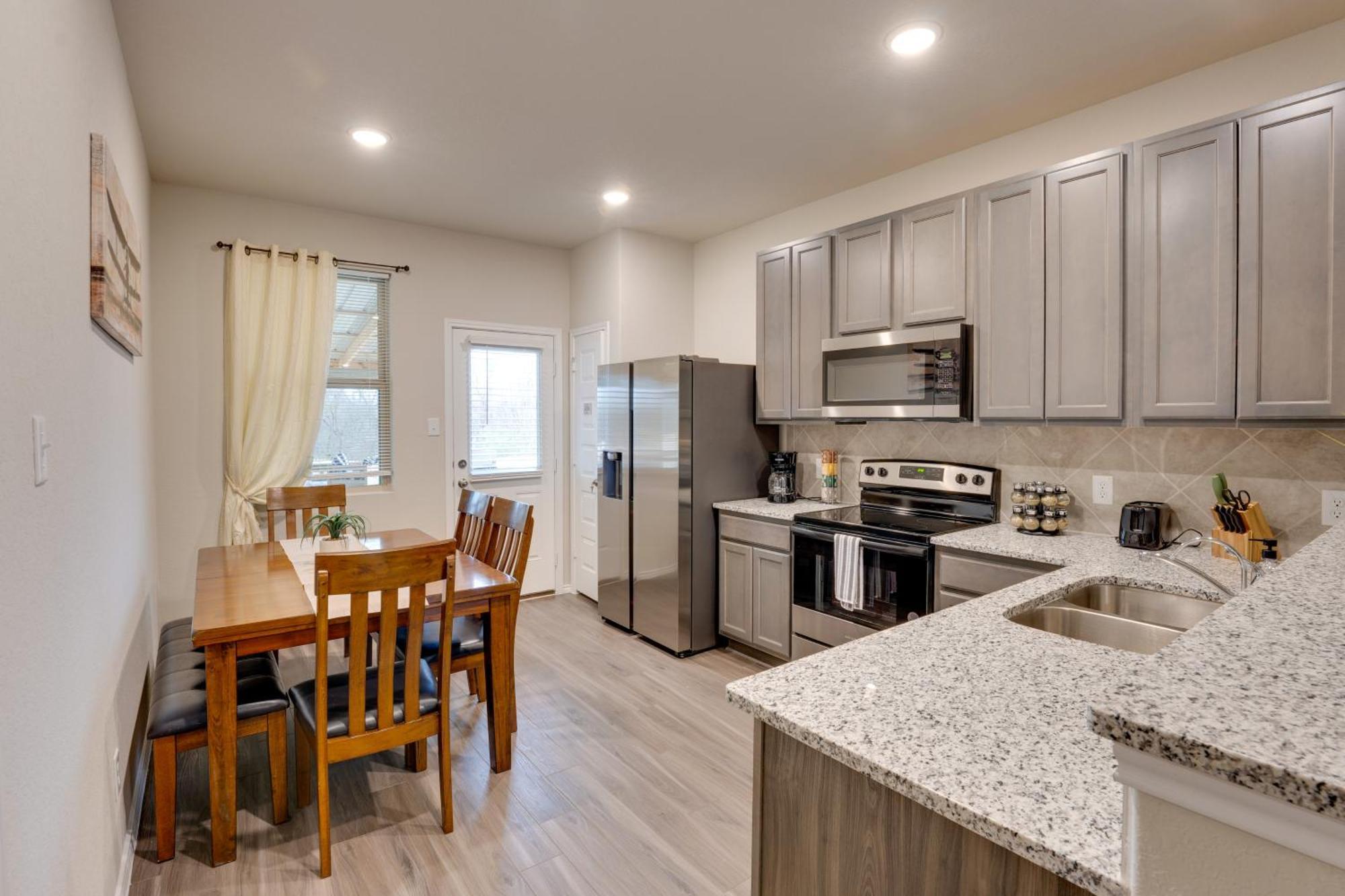 6 Mi To Lackland Afb Hot Tub, Pool And Game Room! San Antonio