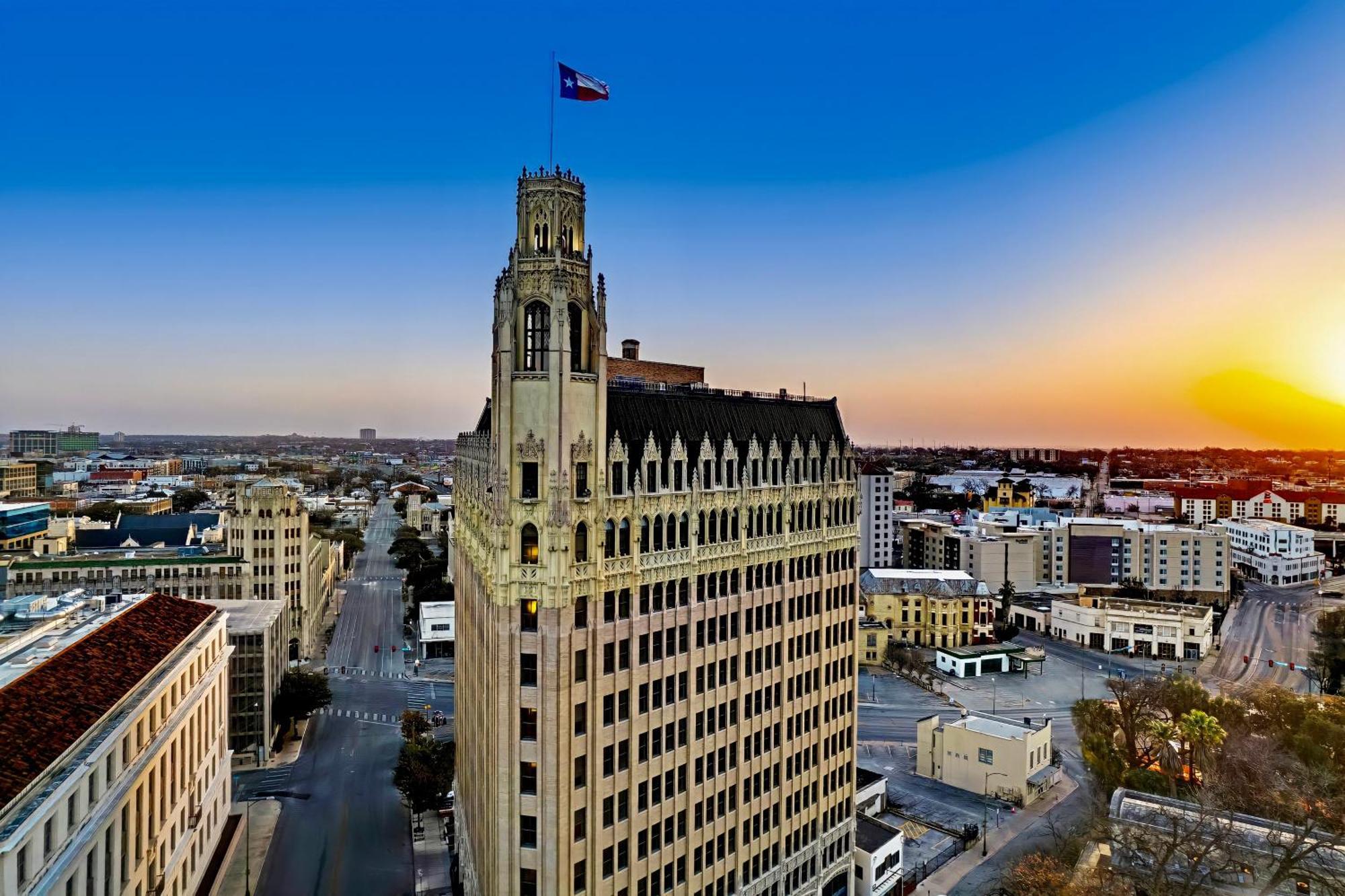 The Emily Morgan - A Doubletree By Hilton