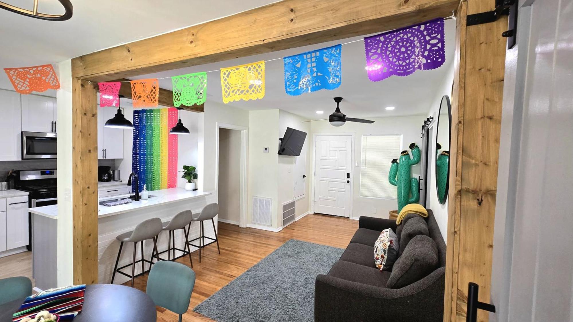 Holiday home Modern In Central San Antonio!
