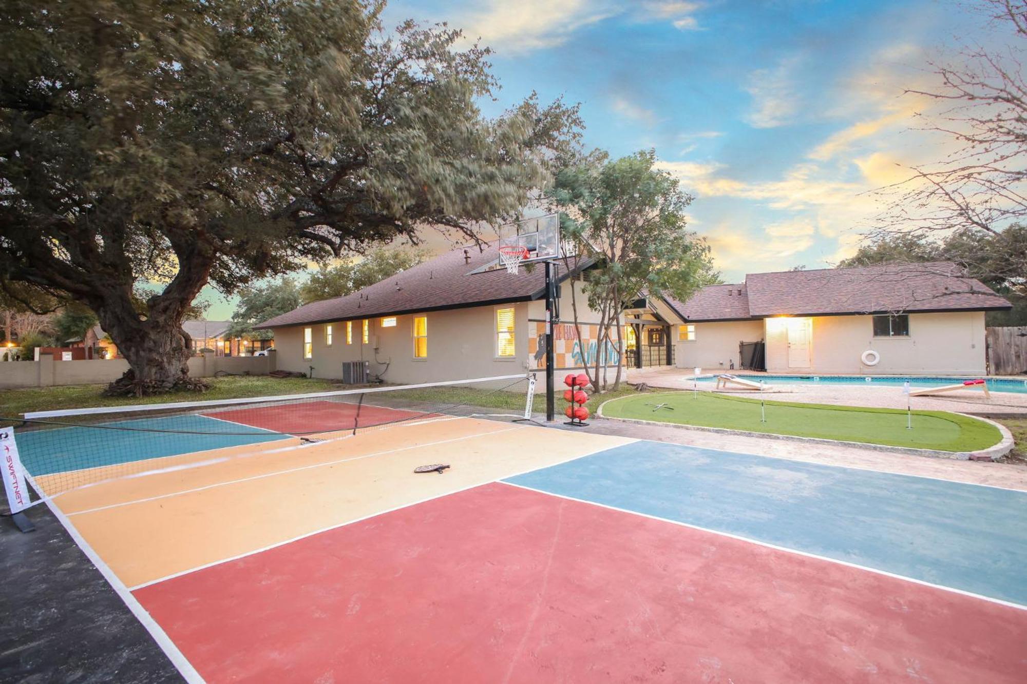 Sleeps 16 Private Pool Sport Court Hot Tub Arcade Holiday home San Antonio