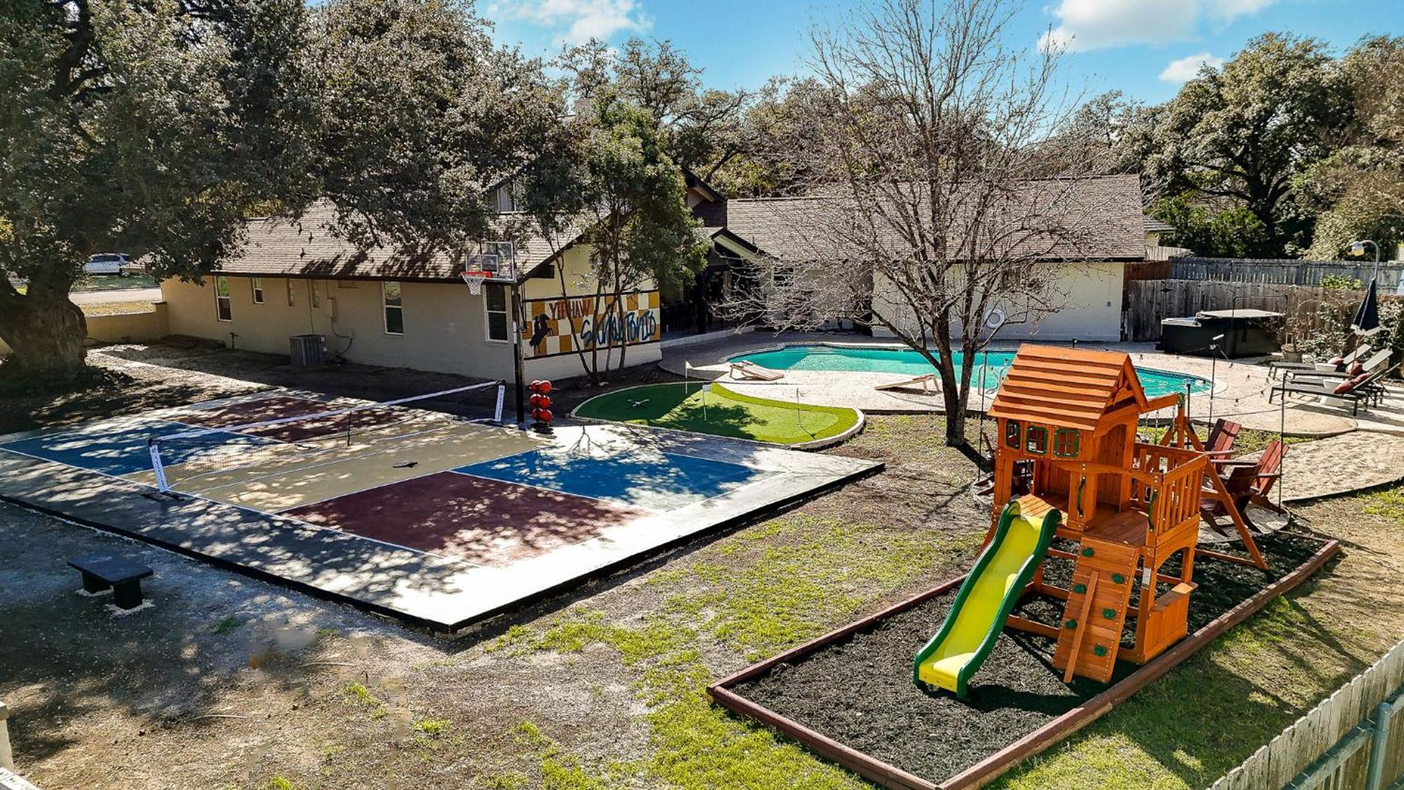 Sleeps 16 Private Pool Sport Court Hot Tub Arcade Holiday home