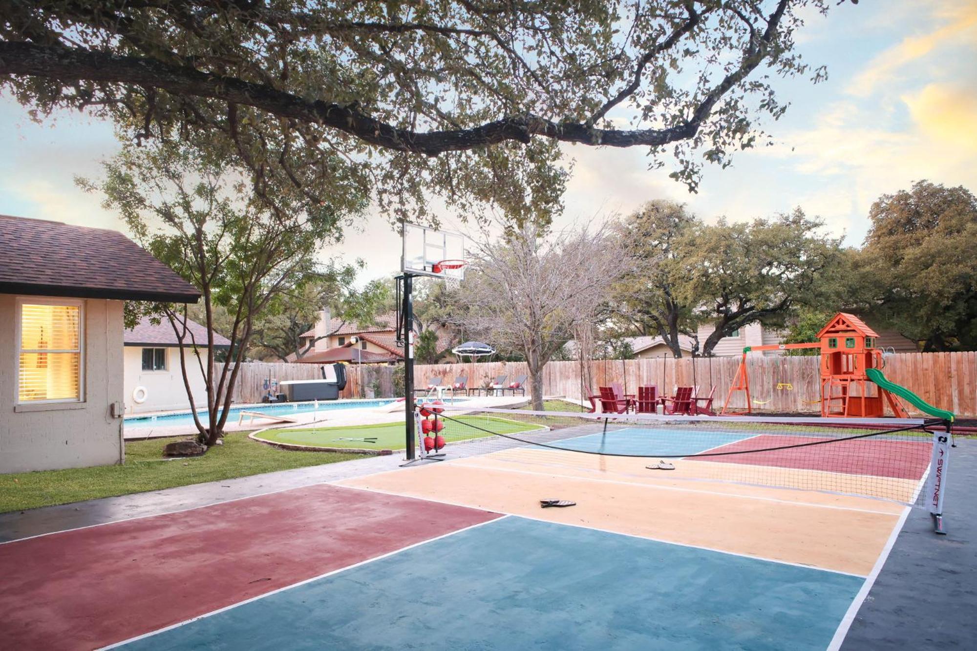 Holiday home Sleeps 16 Private Pool Sport Court Hot Tub Arcade