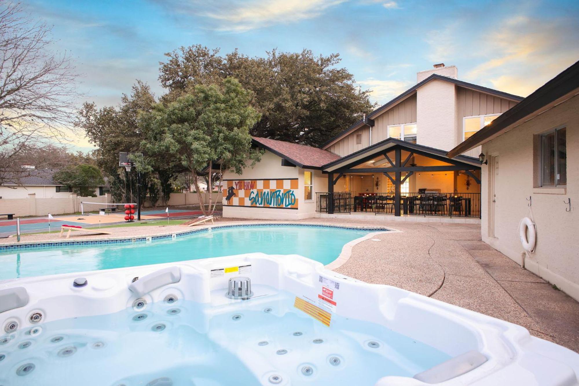 Holiday home Sleeps 16 Private Pool Sport Court Hot Tub Arcade