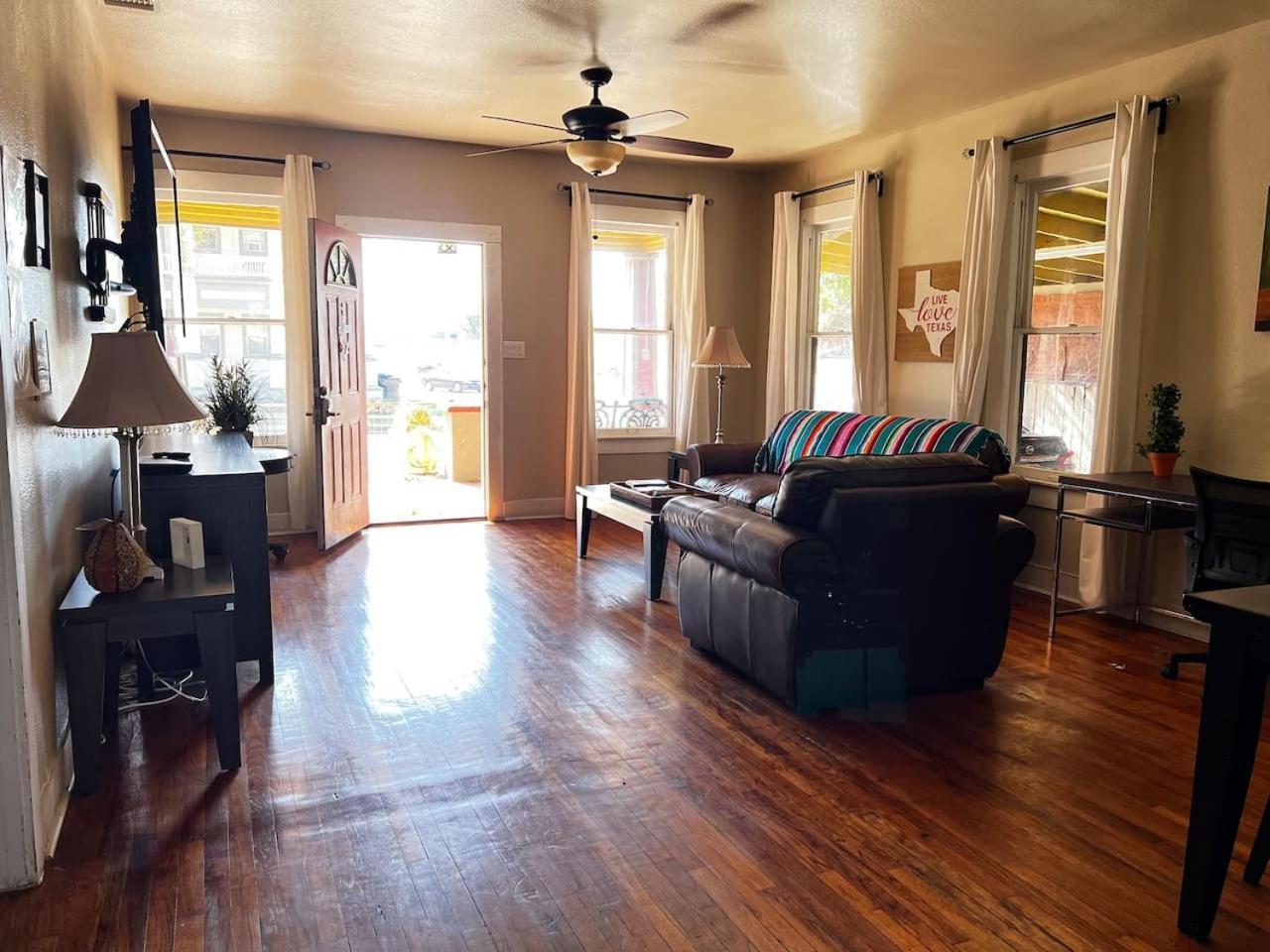 Southern Private In Shared Near Downtown Holiday home *