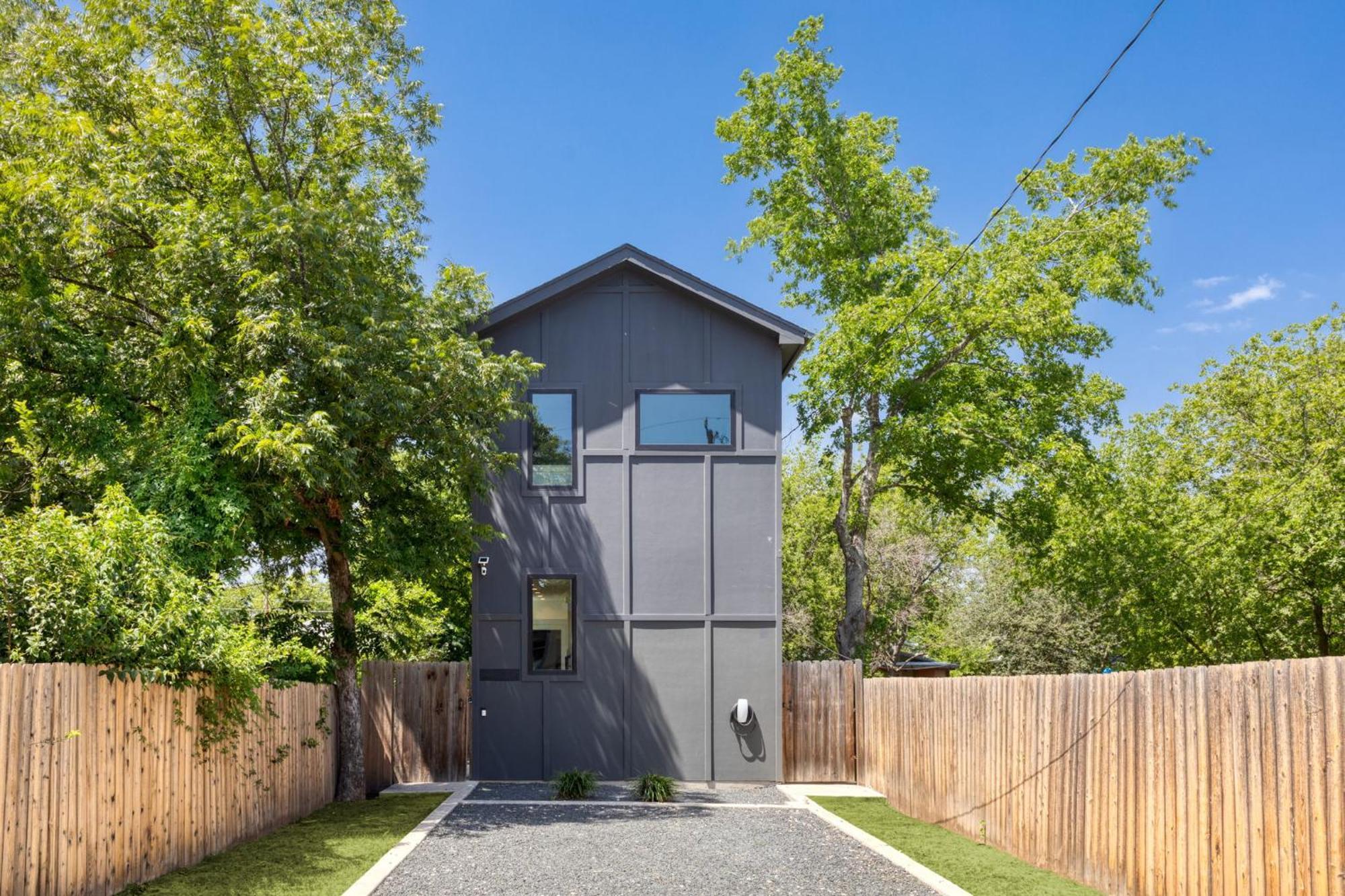 The Heritage Haus - Modern In Downtown Holiday home *