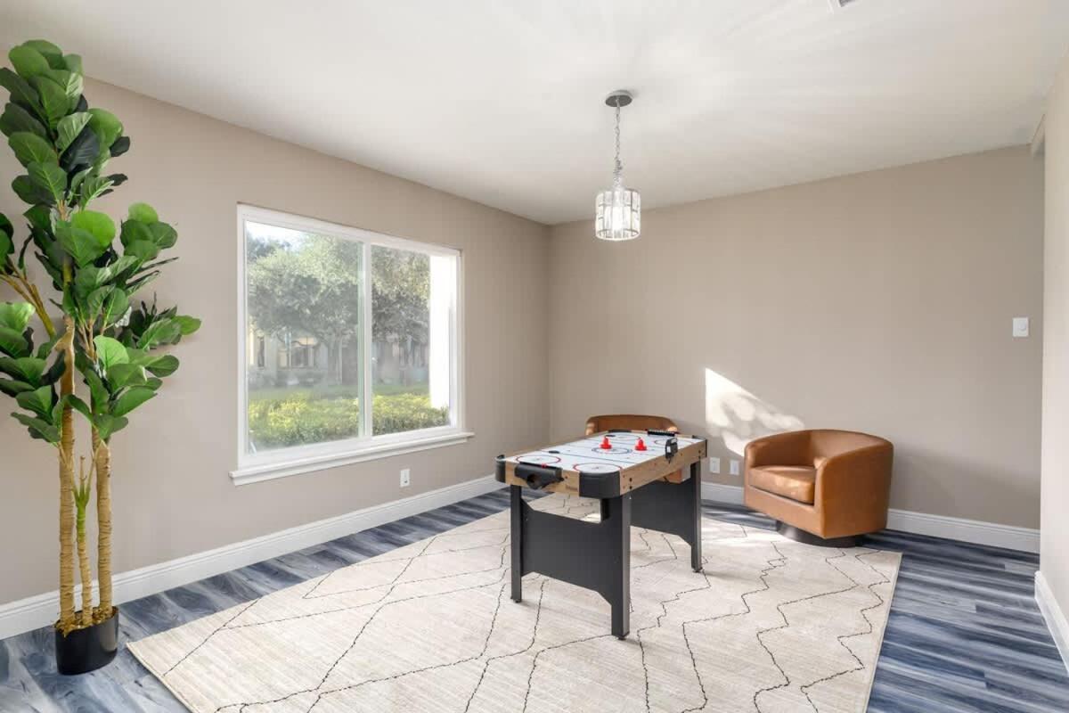 Holiday home 12510 Stunning 4br With Stylish Design