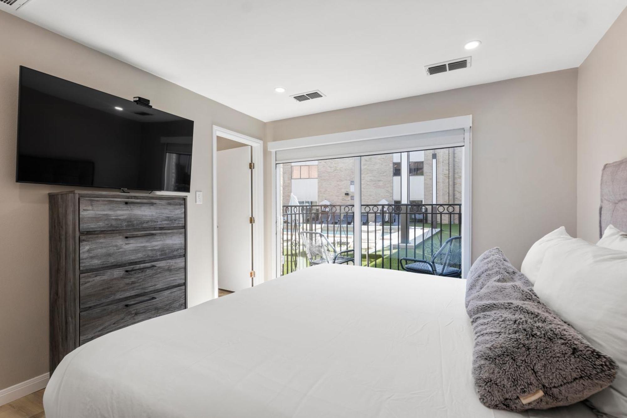 Riverwalk Plaza 3*