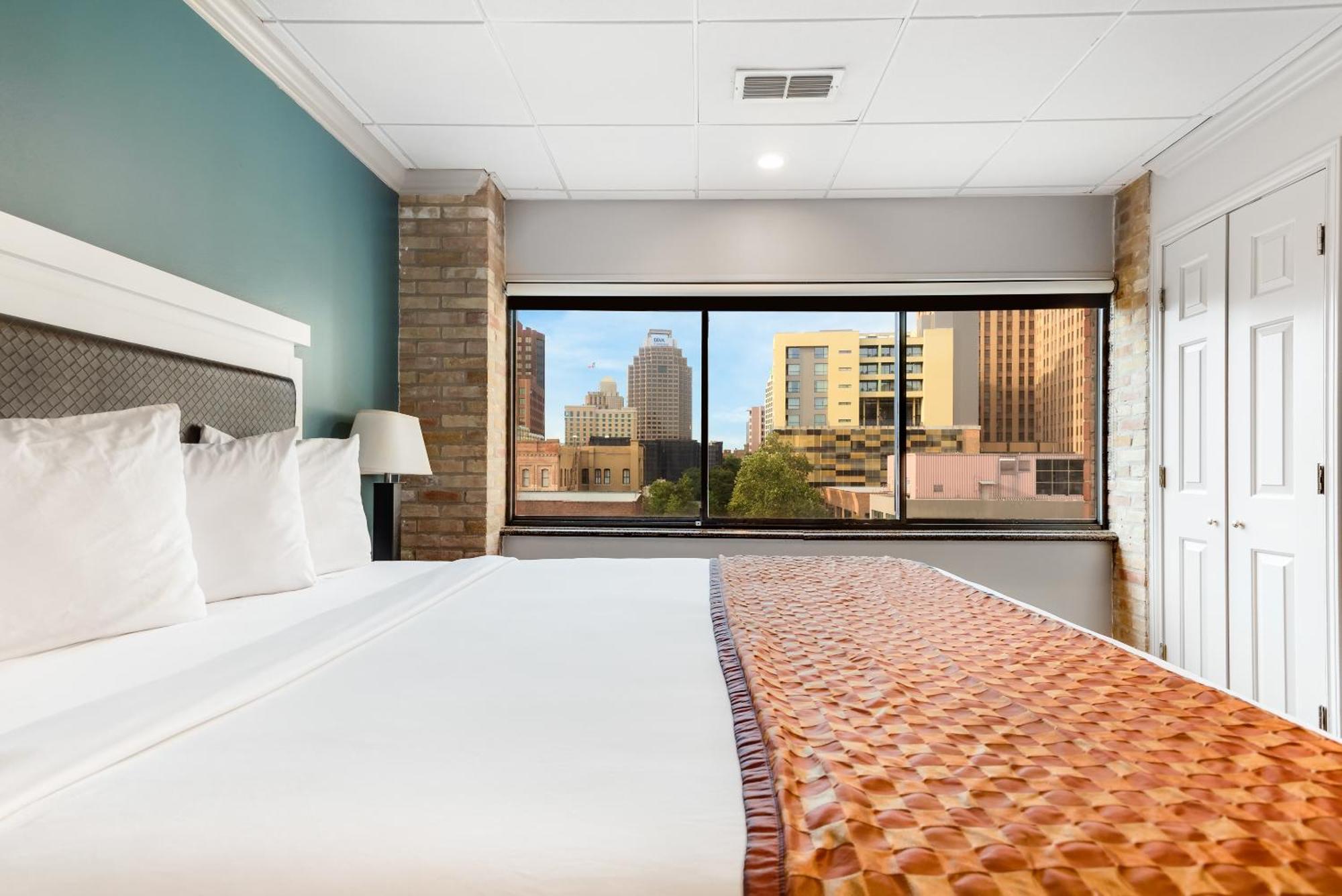 Hotel Riverwalk Plaza 3*