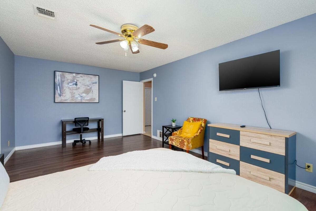 Backyard, Garage, Free Parking, Near Medical Center Holiday home