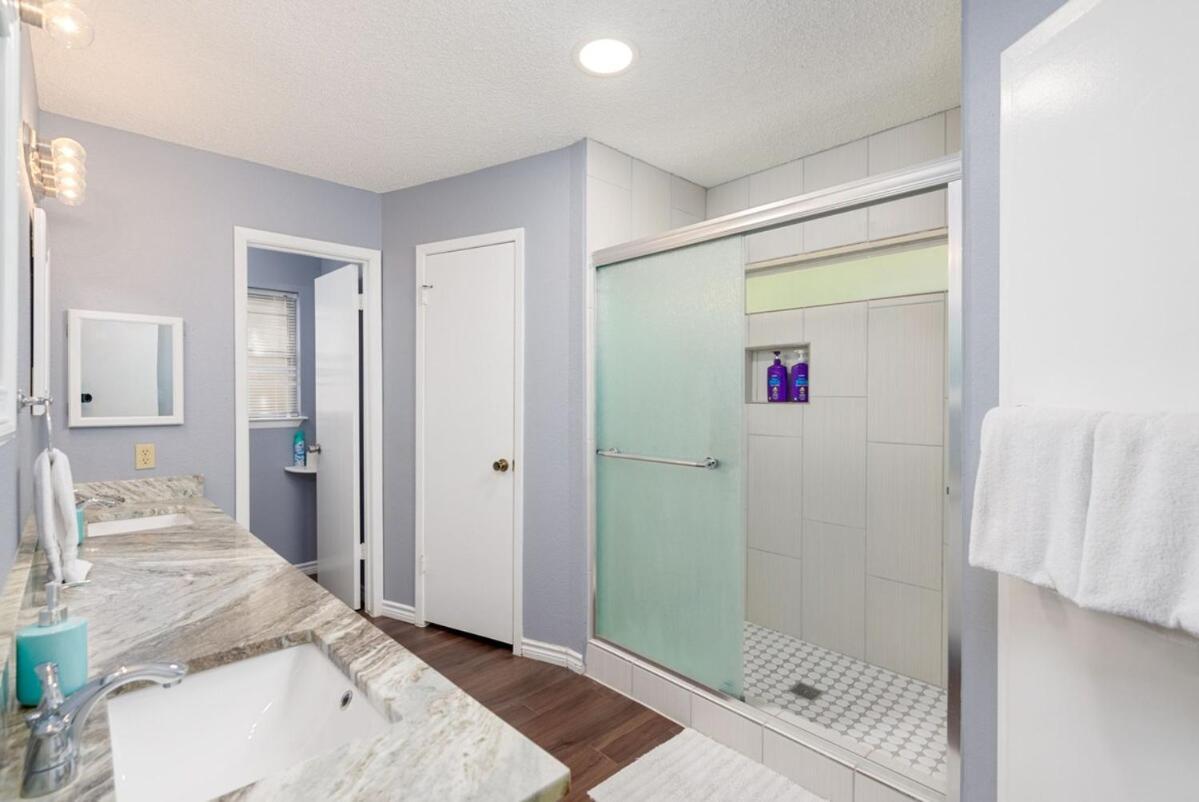 Backyard, Garage, Free Parking, Near Medical Center Holiday home San Antonio