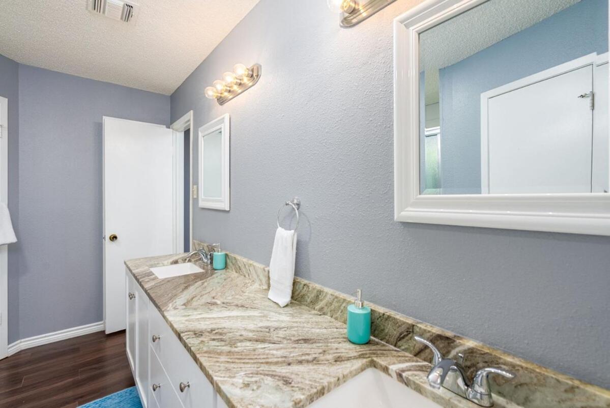 Backyard, Garage, Free Parking, Near Medical Center Holiday home San Antonio