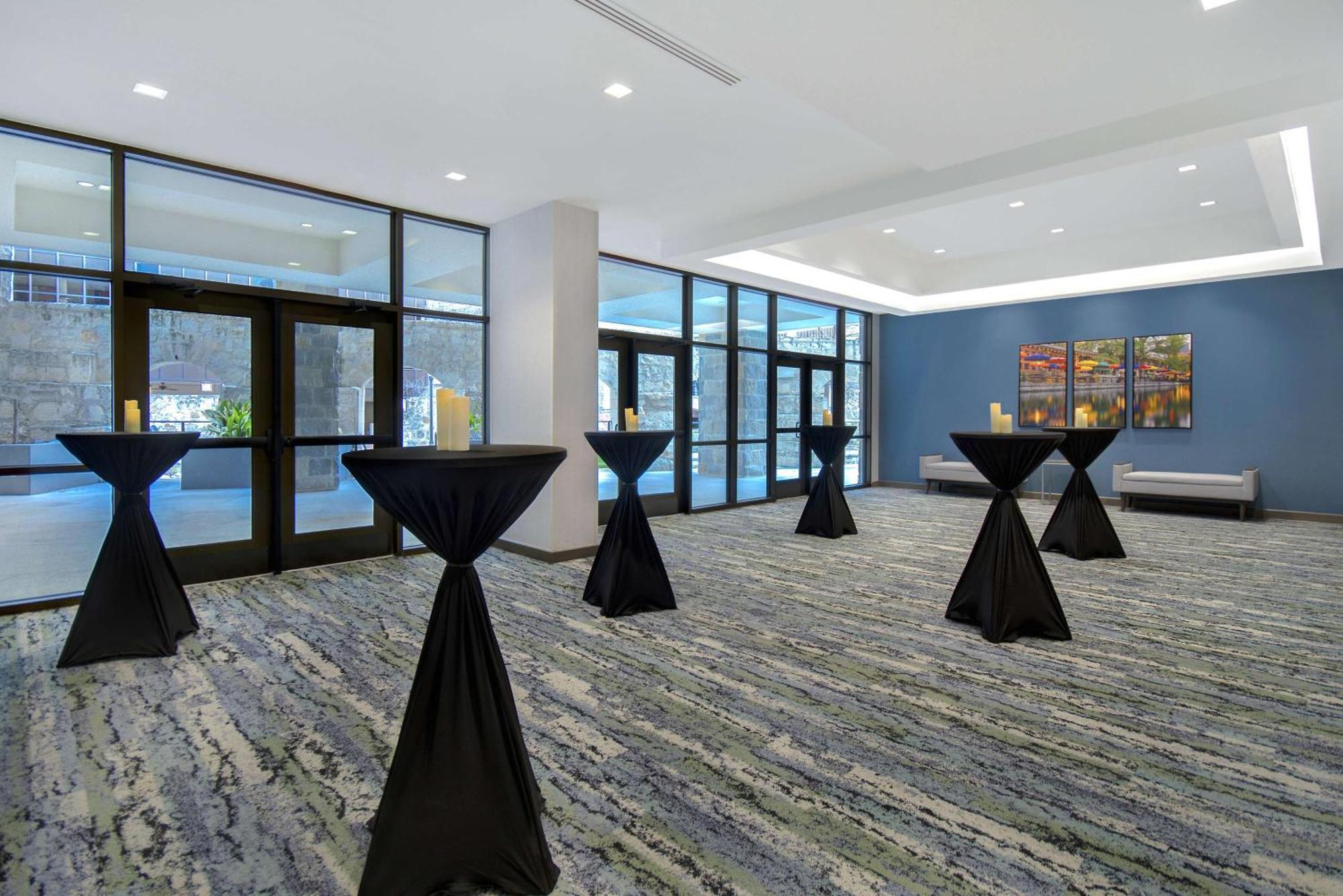 Hampton & Riverwalk 3*